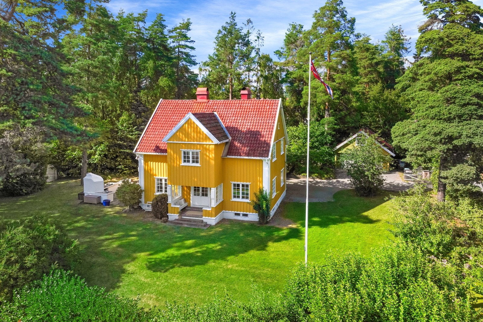 Vakkert beliggende på en solrik og skjermet tomt på 1 763 m² i attraktive omgivelser på Lagåsen. Galleribilde