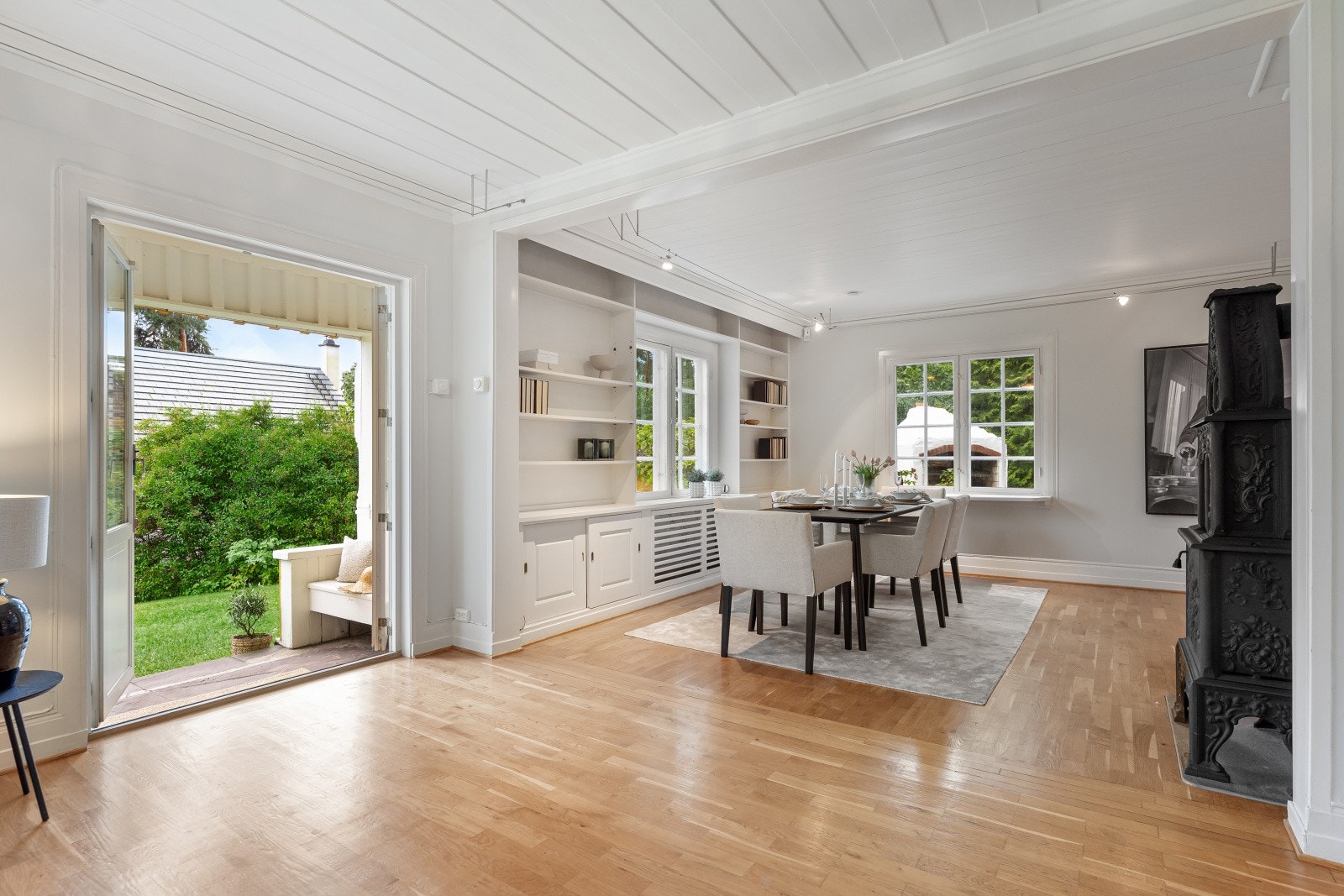 Fra stuen er det utgang til en overbygget veranda på ca. 5 m². Galleribilde