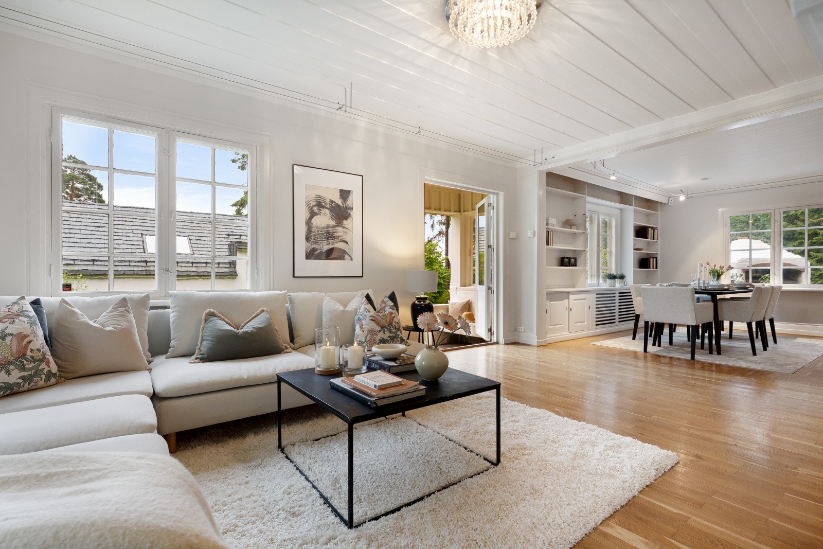 Rommet har en fleksibel planløsning med gode møbleringsmuligheter og direkte adkomst til hagen. Galleribilde