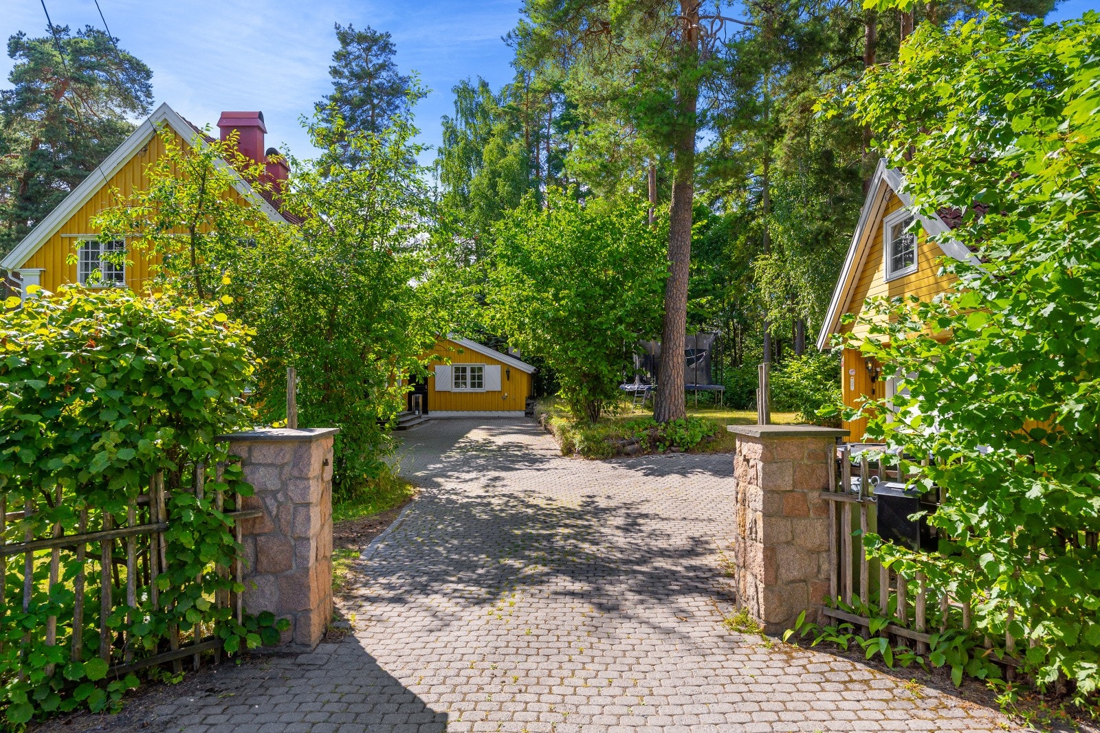 Eiendommen har dobbelgarasje og en attraktiv beliggenhet i et eksklusivt og sjønært villaområde på Lagåsen, med kort vei til strand, bryggeanlegg og flotte rekreasjonsområder. Galleribilde