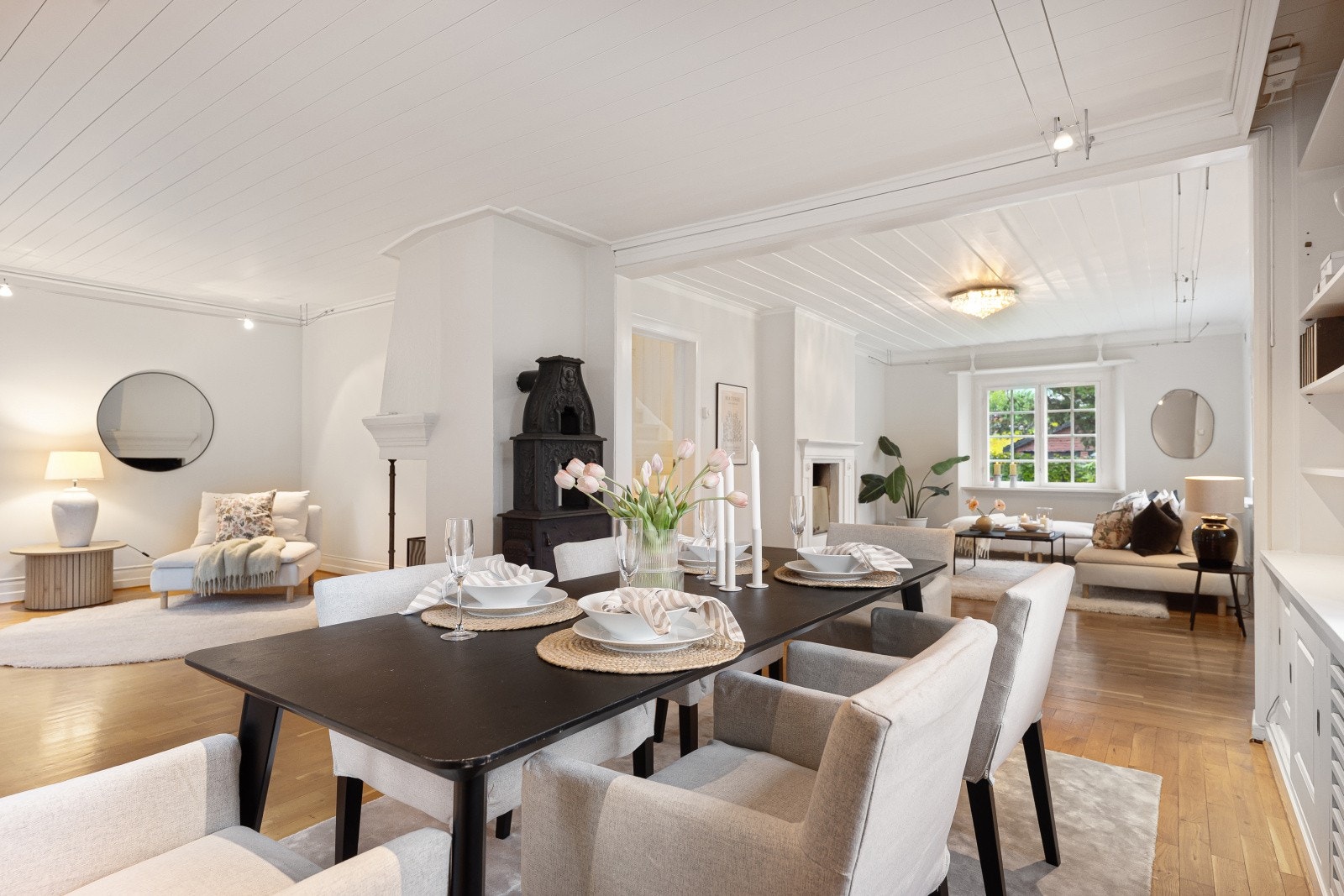 Spisestuen har plass til langbord og er et naturlig samlingspunkt. Galleribilde