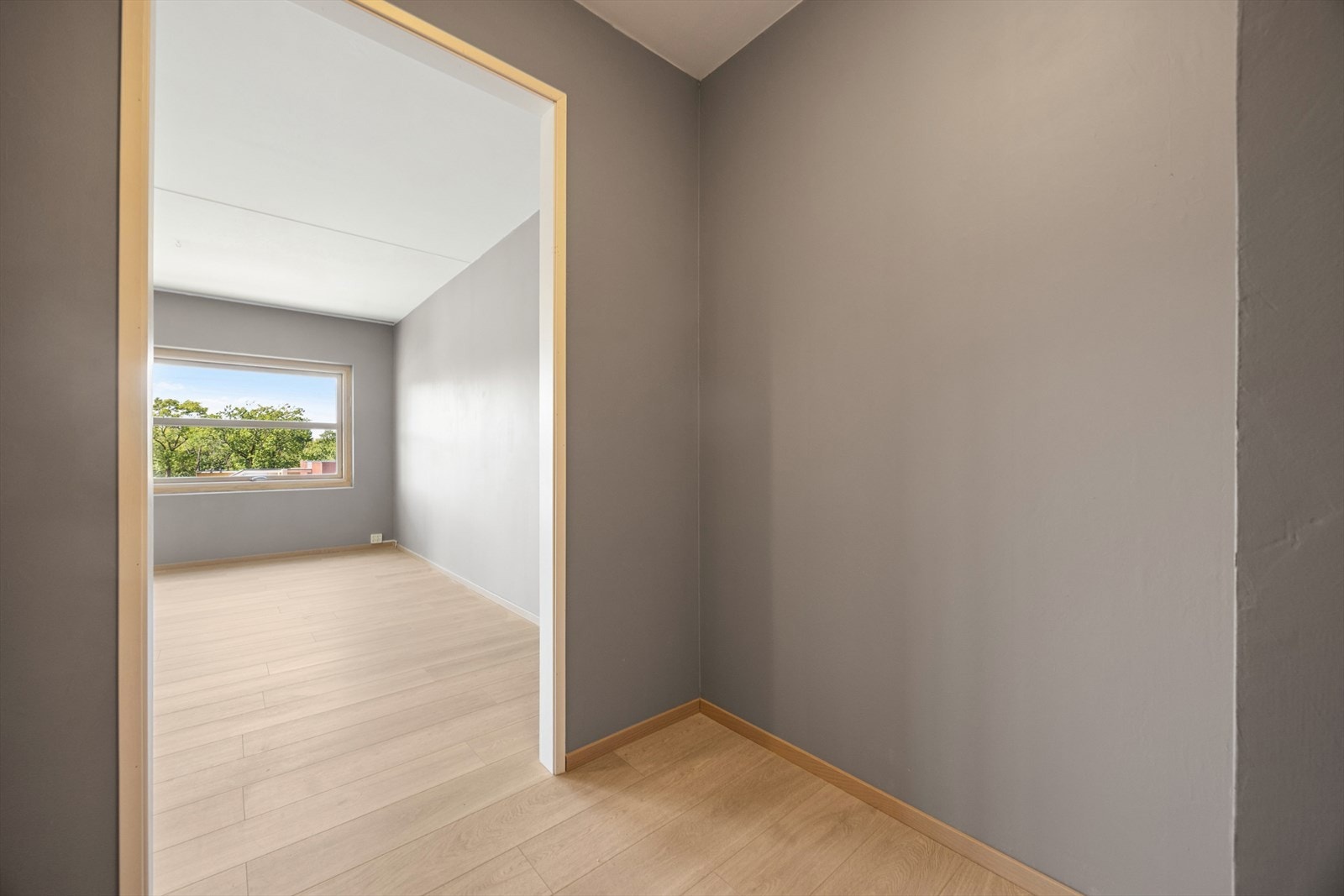 Her er det god plass til å sette fra deg sko og henge fra deg yttertøy. Galleribilde