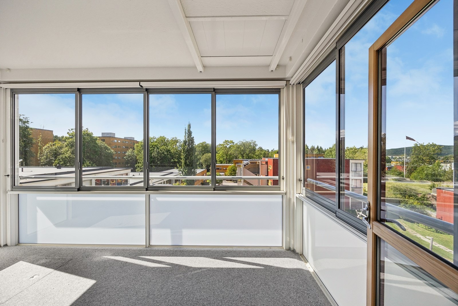 Balkongen fungerer som en herlig forlengelse av stuen og kan nytes store deler av året da den er innglasset. Galleribilde