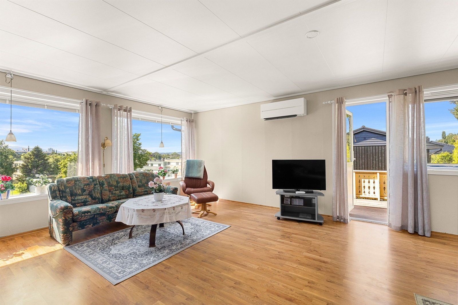 Store vindusflater på stuen slipper det fine lyset inn i boligen. Galleribilde