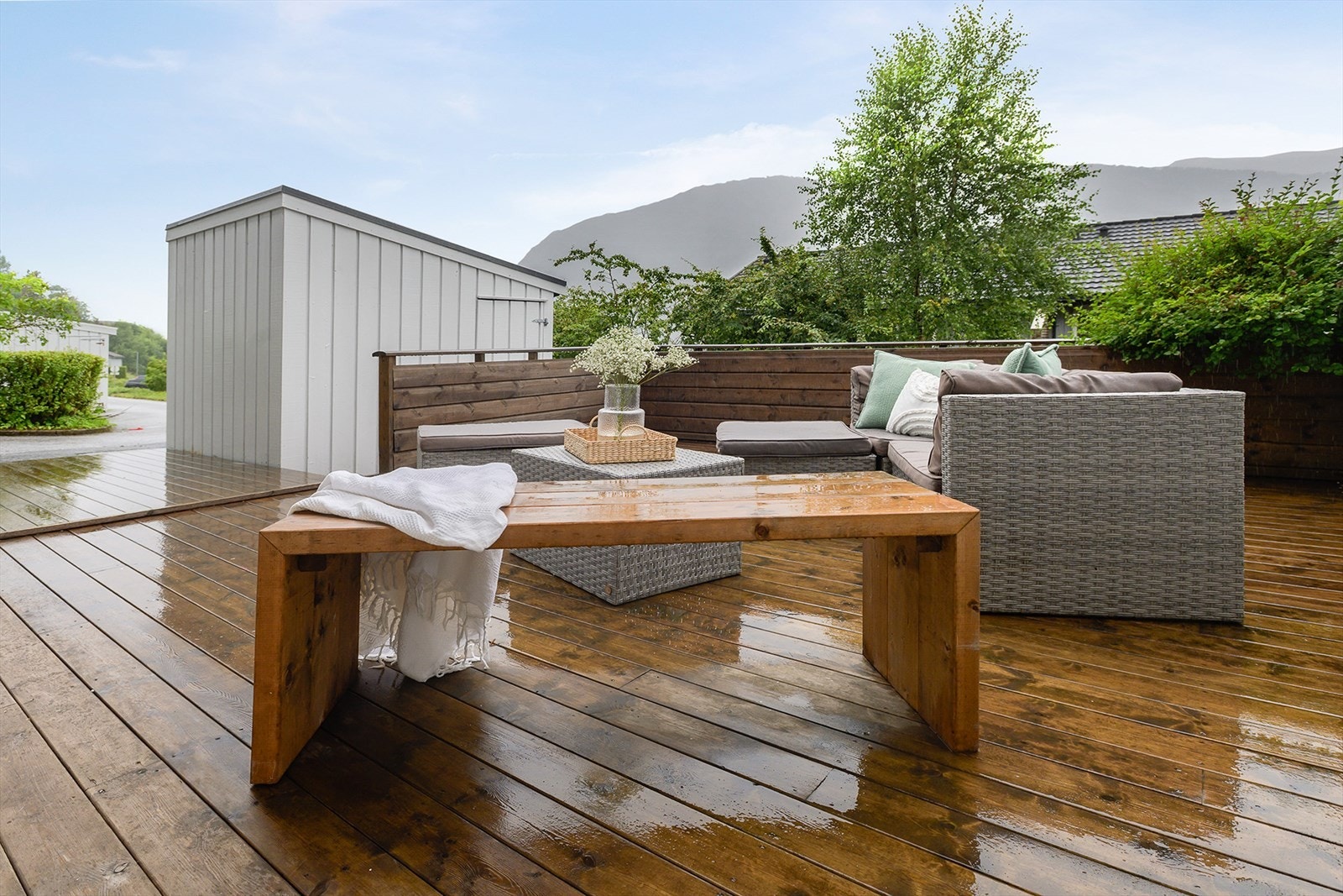 Terrassen ved inngangspartiet er på ca. 37 m². Romslig terrasse med plass til diverse ønskelig utemøblement. Galleribilde