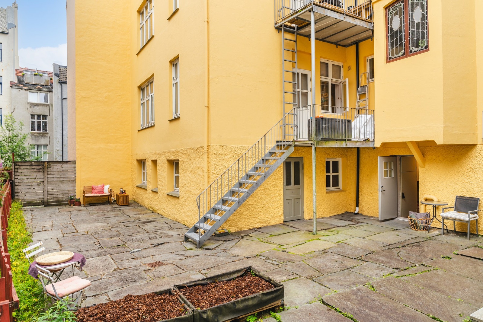 Sameiet har en del av felles bakgård og har en egen bod til utstyr, samt egen sykkelbod i kjelleren. Galleribilde
