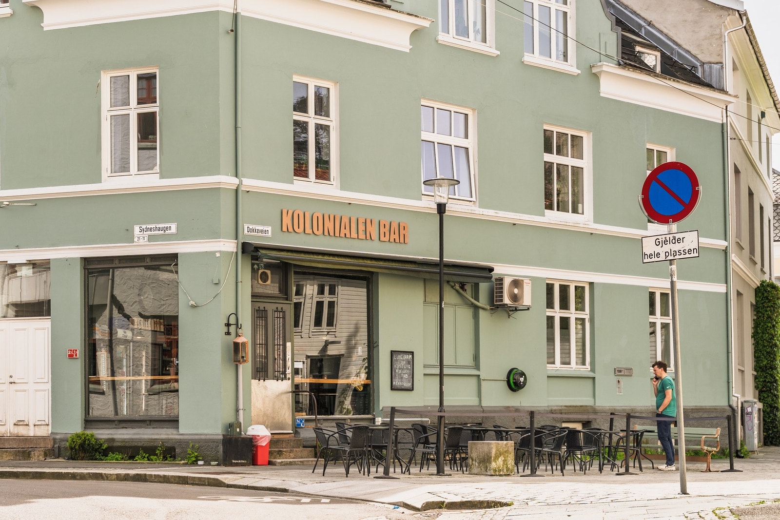 Like rundt hjørnet ligger den lokale favoritten Kolonialen, som fungerer både som nærbutikk, kafé og pub med uteservering, konserter og quizkvelder. Galleribilde