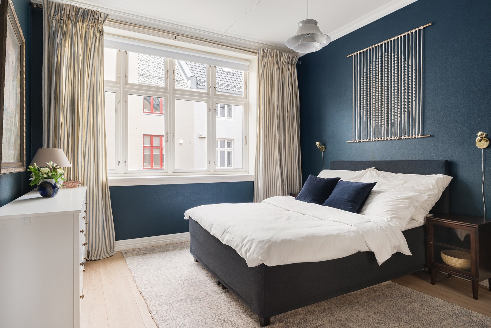 Badet har utgang til både kjøkkenet og hovedsoverommet. Galleribilde