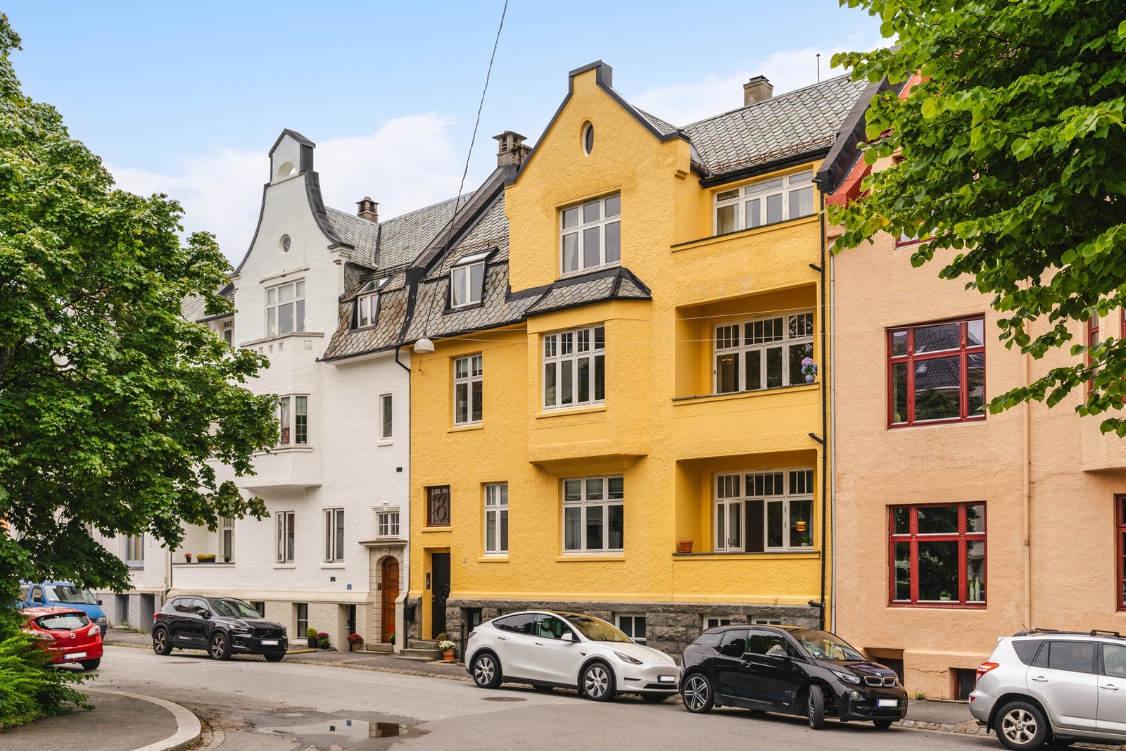 Allerede ved første øyekast forstår du at dette er en bolig med sjel. Den klassiske bygården har et tidløst uttrykk som står like elegant i dag som da den ble oppført. Galleribilde