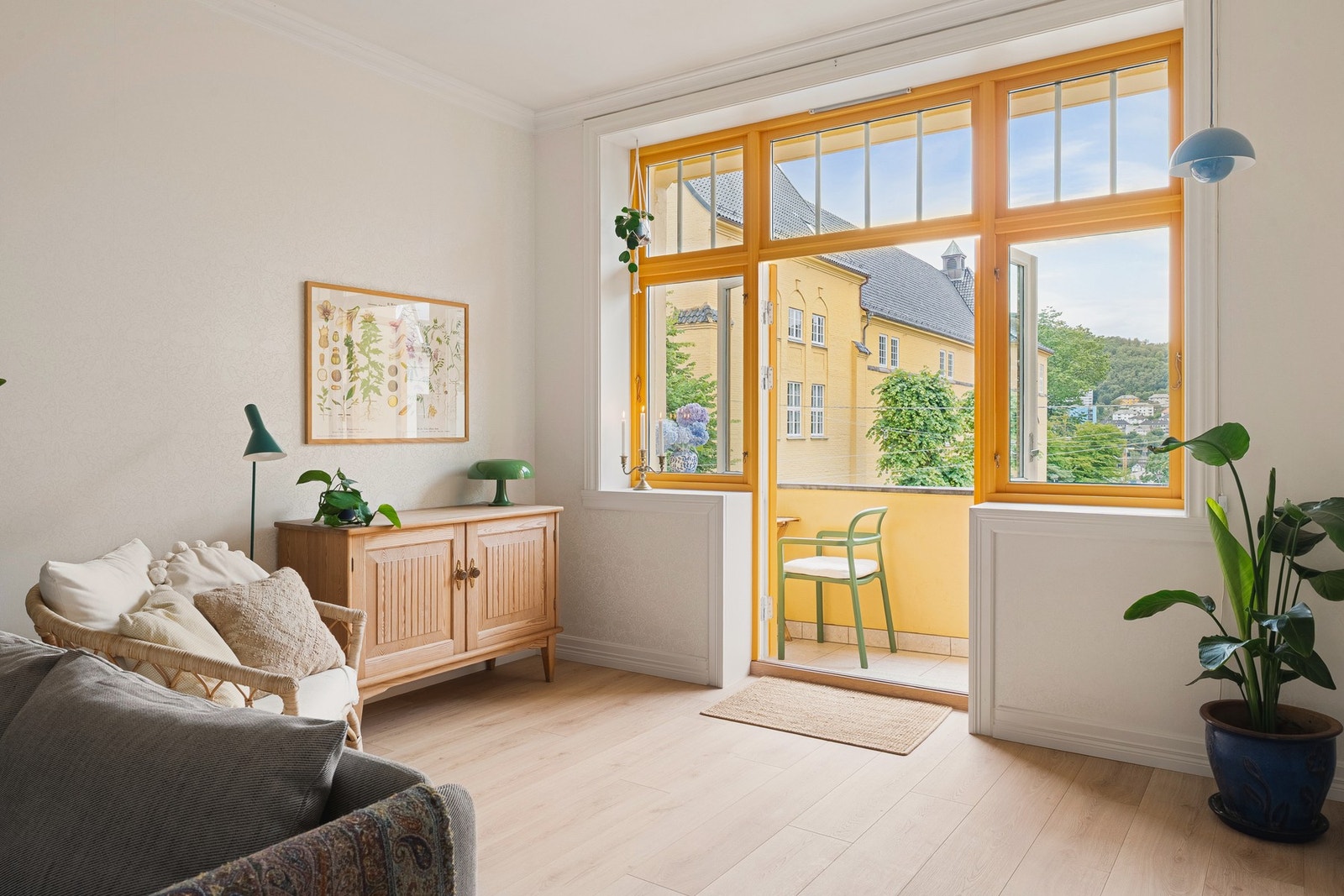 En lys og innbydende stue med god takhøyde og store vindusflater som slipper inn et fantastisk ettermiddagslys. Galleribilde