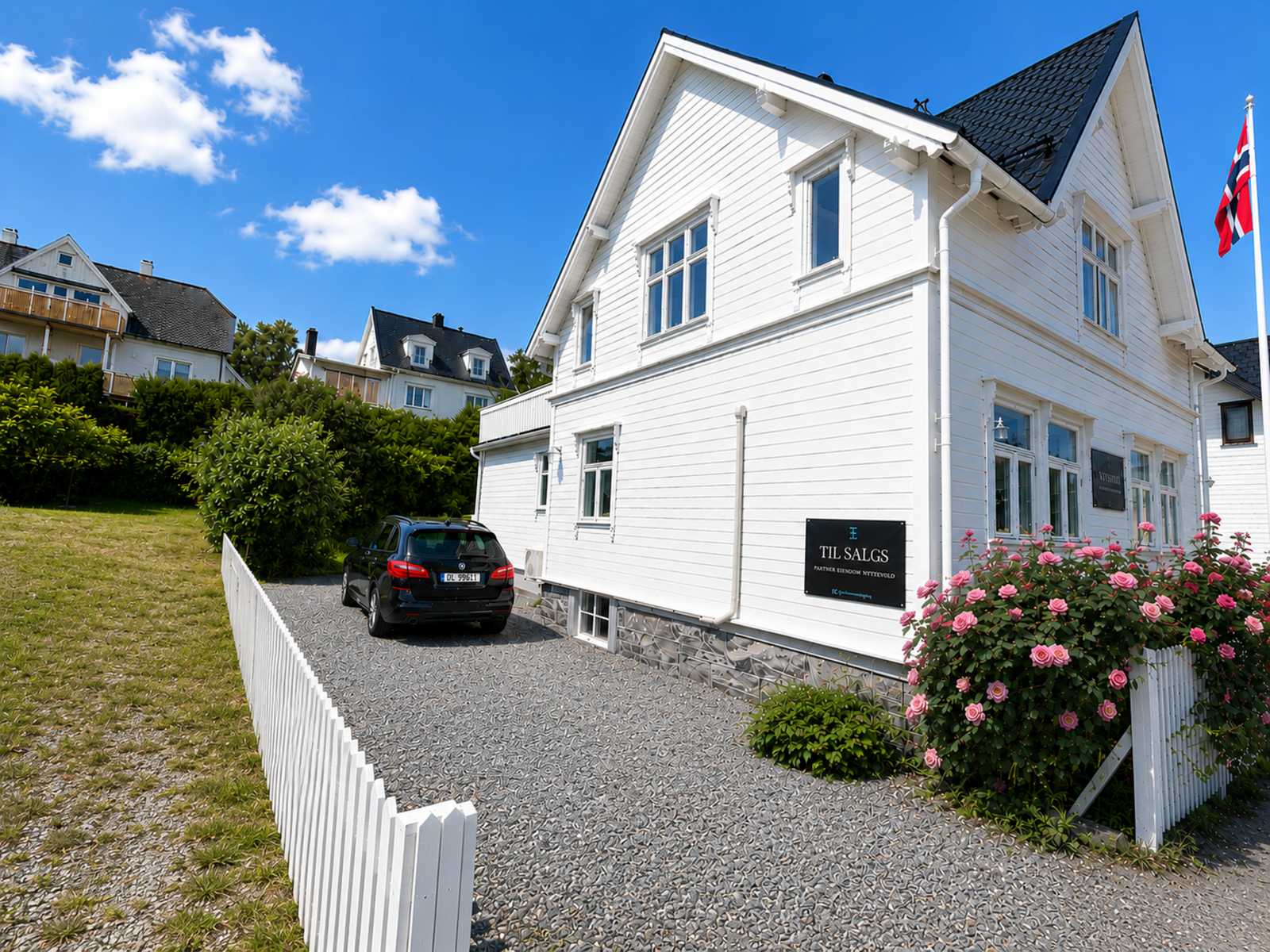 Boligen har meget god parkeringsplass på egen tomt Galleribilde
