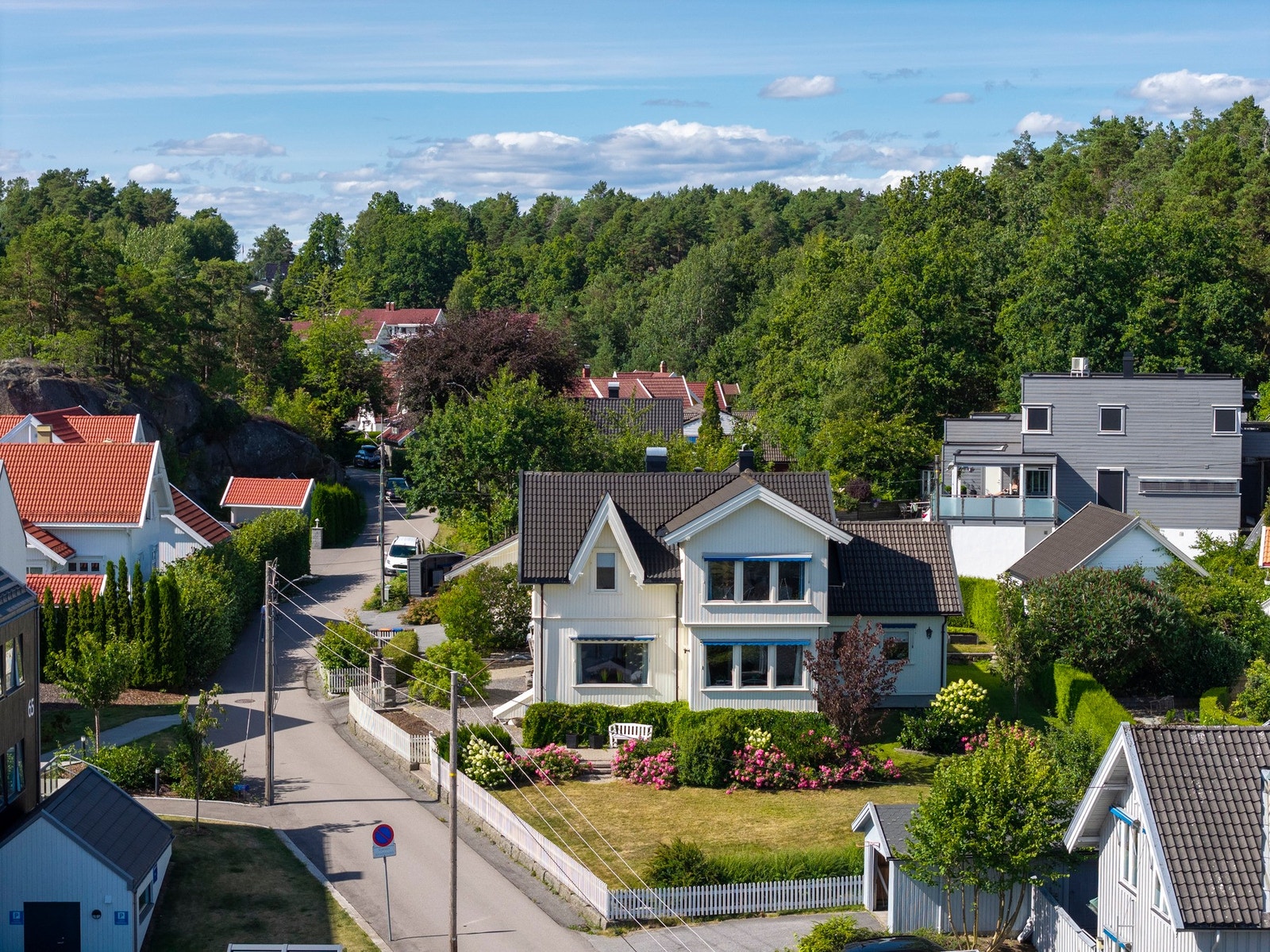 Eiendommen har frodig og solrik hage Galleribilde