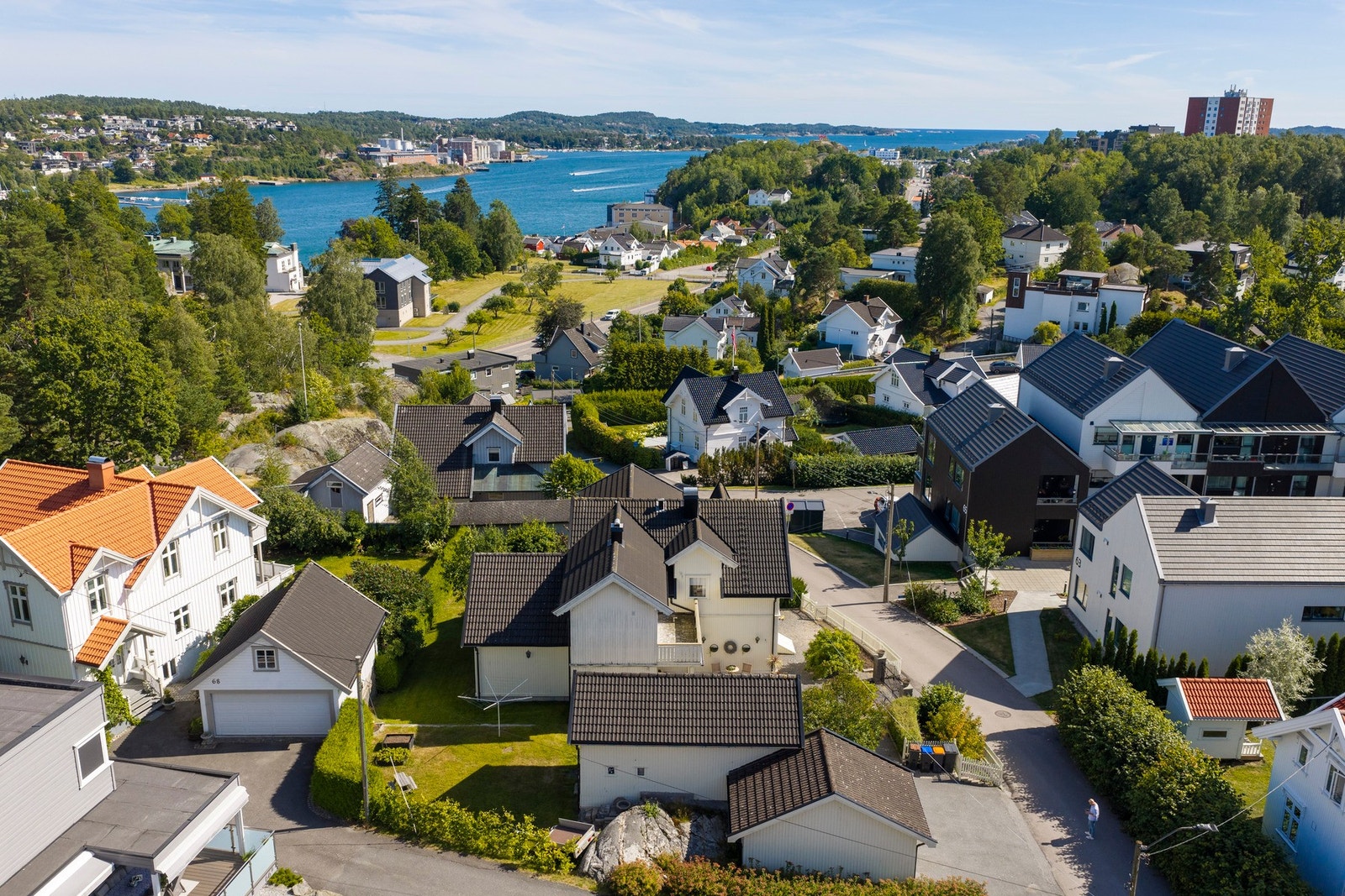 Boligen ligger med utsikt mot Sandefjordsfjorden og i rusleavstand til sentrum. Galleribilde
