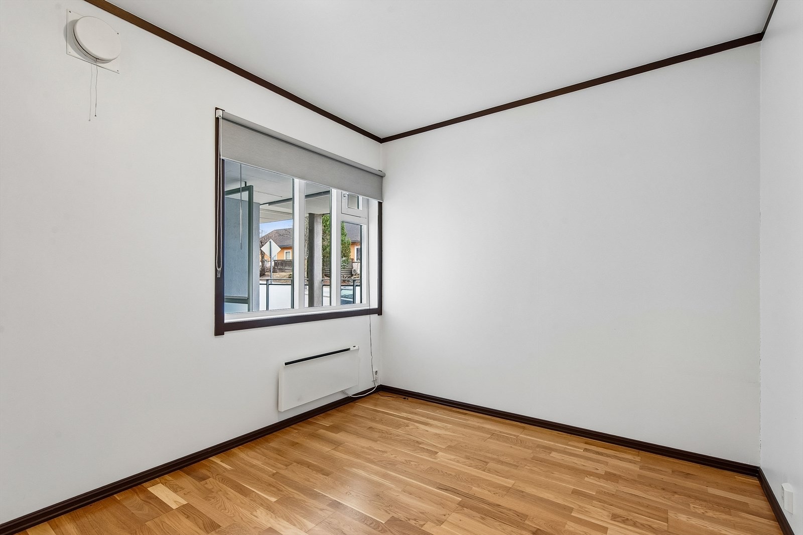 Parkett på gulvet og malte veggflater også her på soverommet. Galleribilde