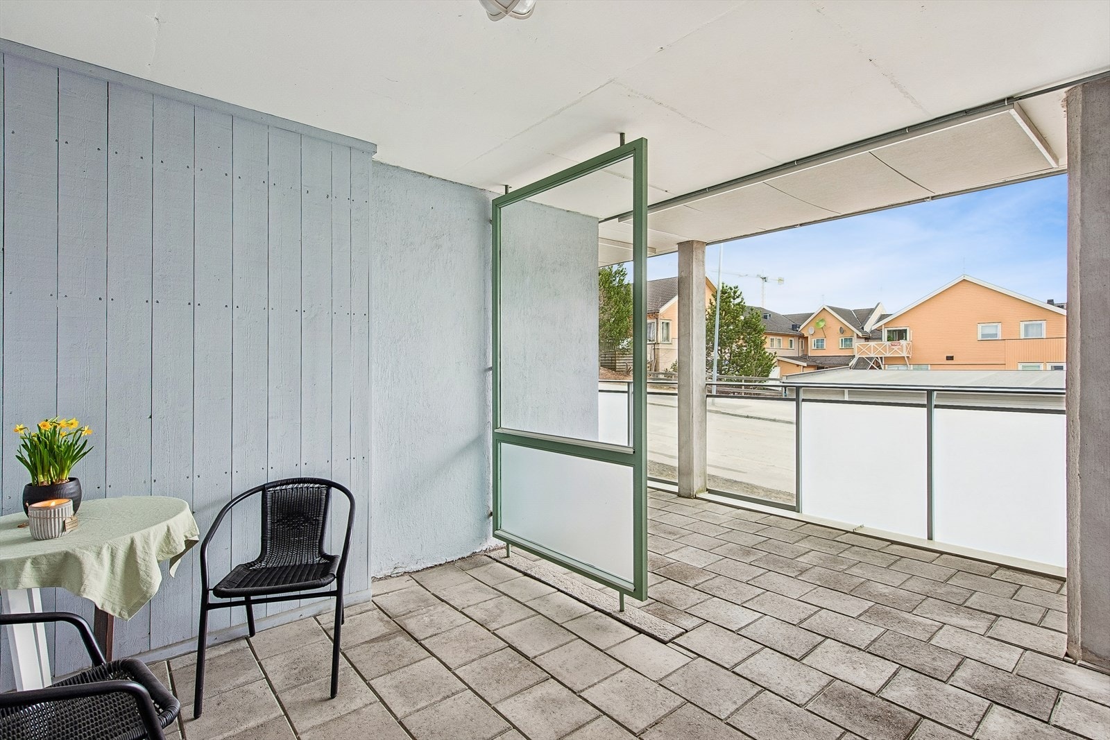 En hyggelig og romslig uteplass ved inngangspartiet. Galleribilde
