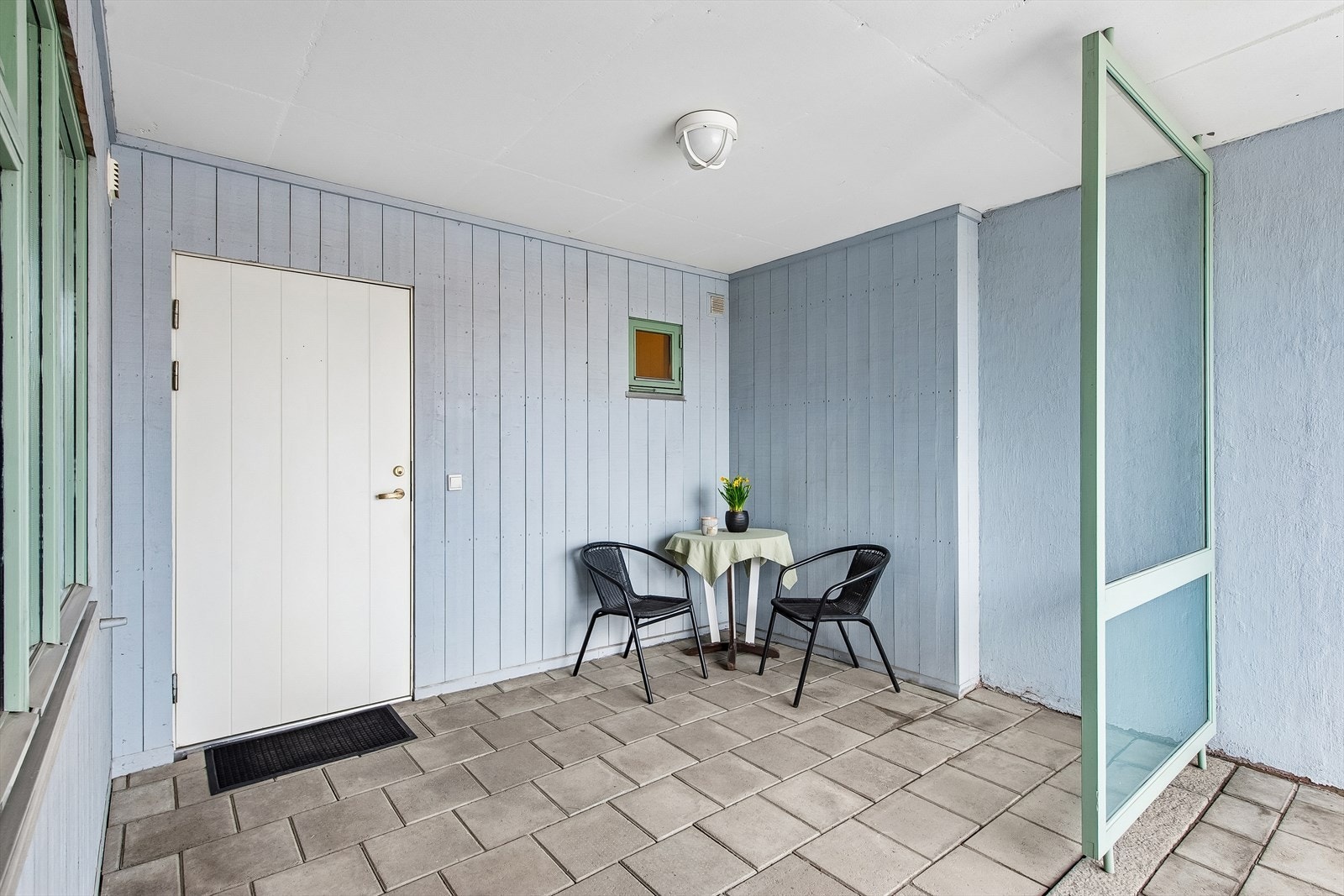Overbygget og skjermet inngangsparti på bakkeplan som gir en hyggelig velkomst til boligen. Galleribilde