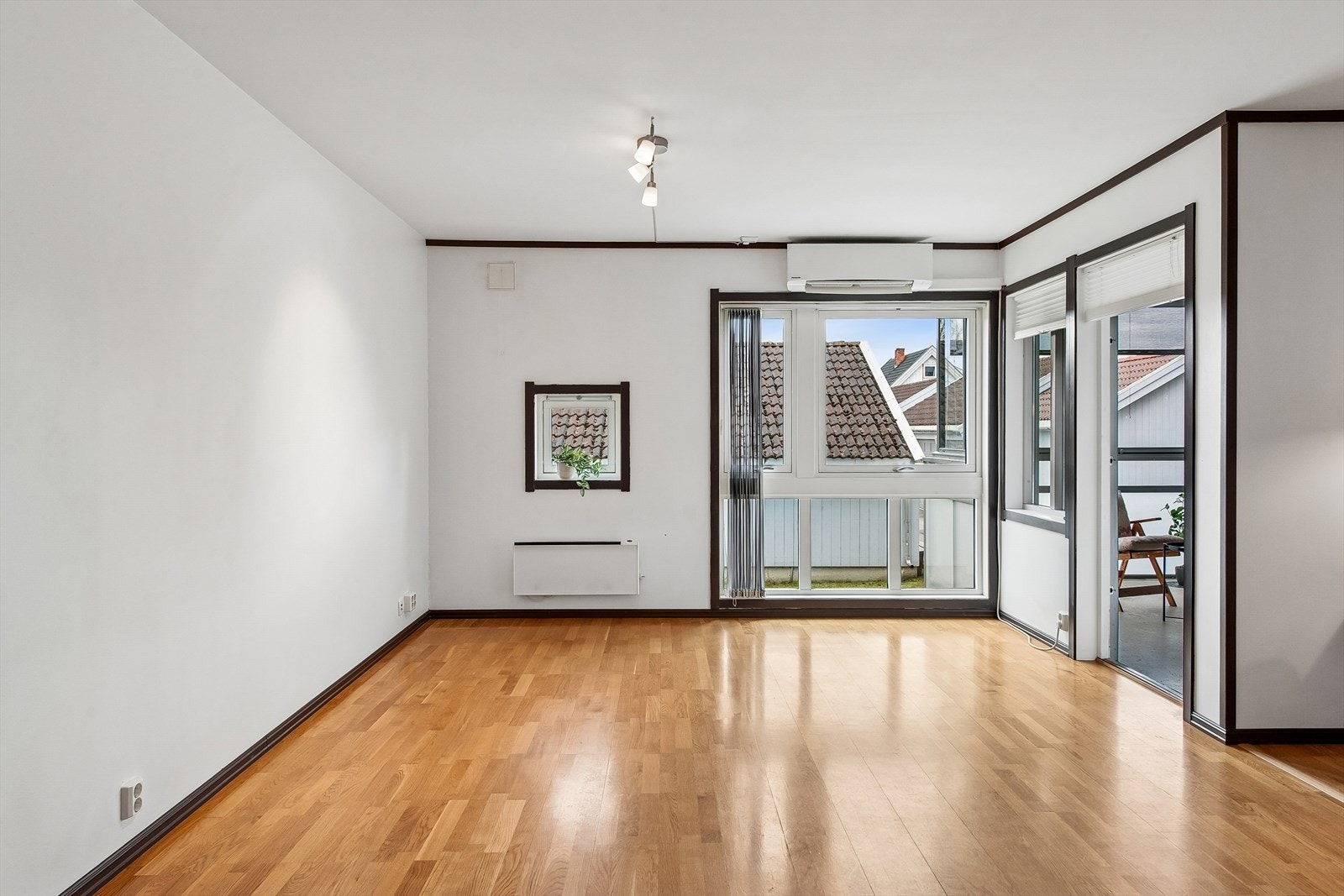 Fra stuen er det direkte utgang til den innglassede balkongen. Galleribilde