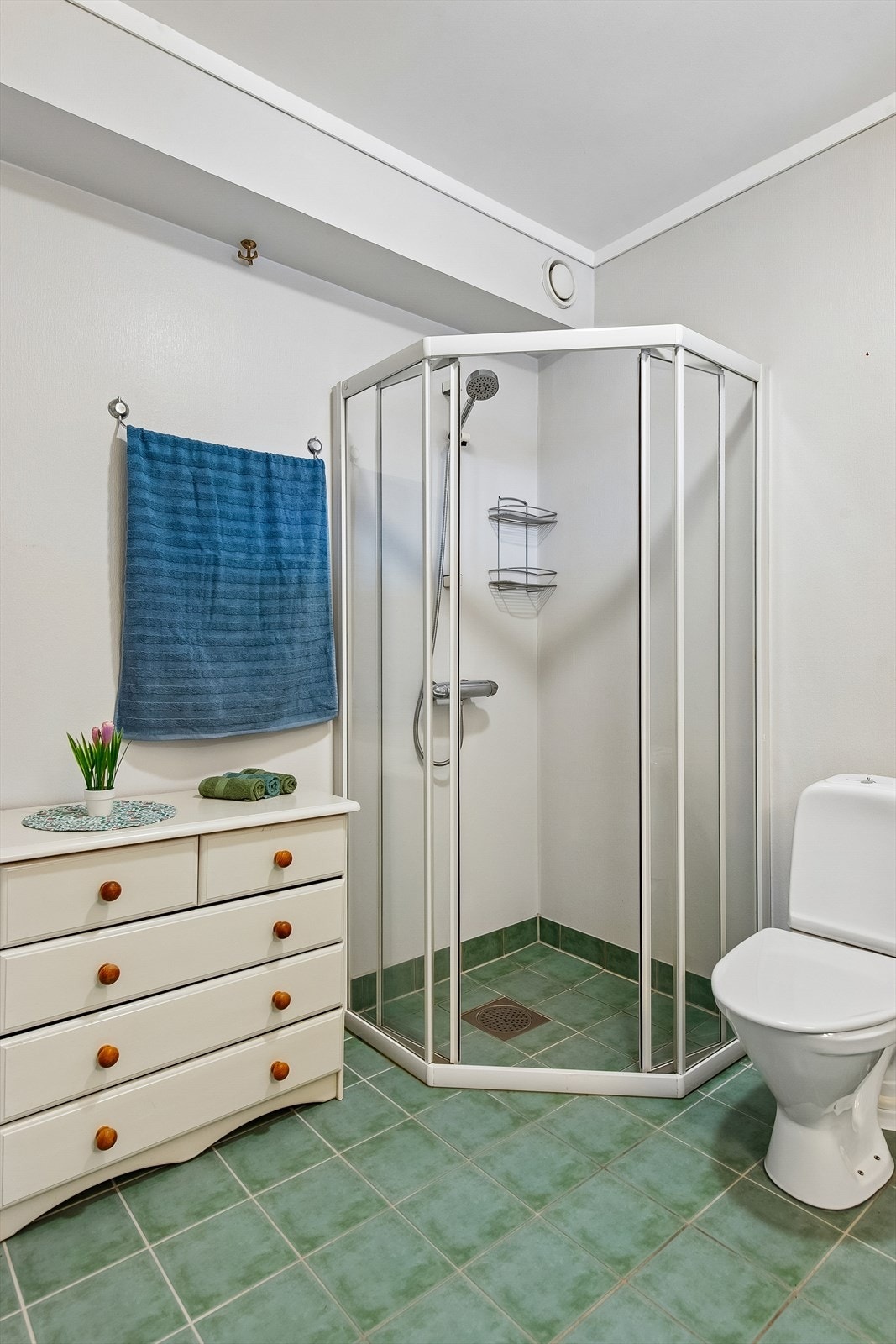 Badet har flislagt gulv med elektriske varmekabler. Galleribilde
