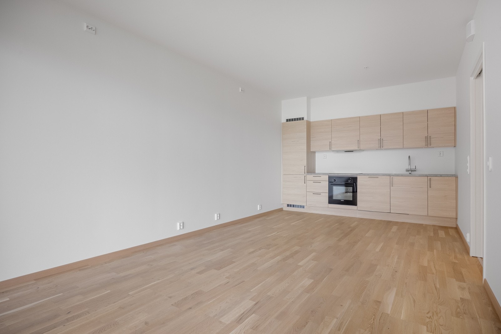 Vannbåren varme i gulv på stue/kjøkken, gang og bad. Galleribilde