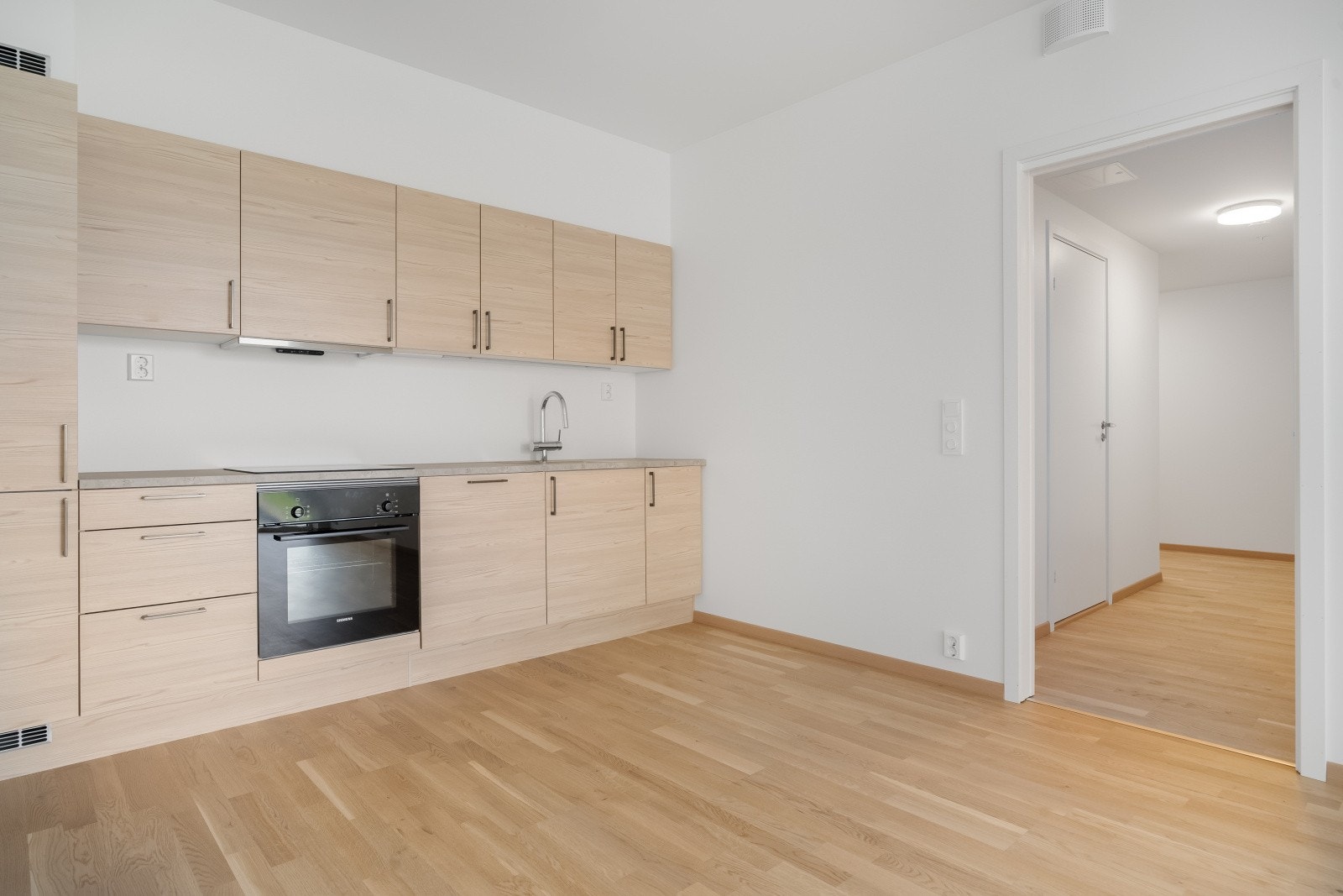 Lekkert kjøkken fra HTH med integrerte hvitevarer fra Siemens Galleribilde