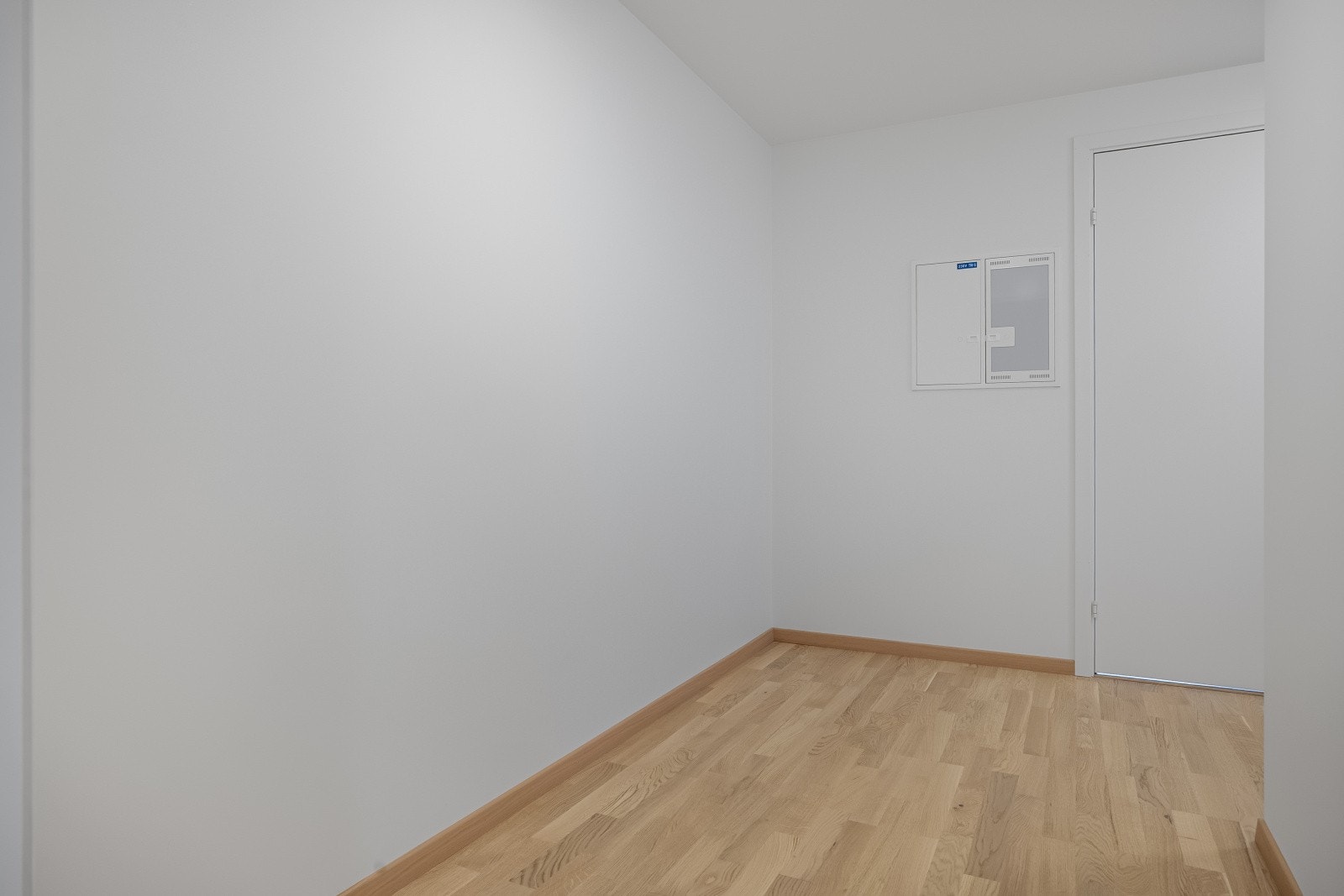 Romslig entrè med god plass til garderobeskap. Galleribilde