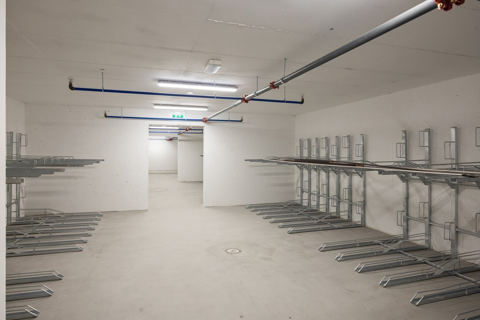 Felles sykkelparkering i kjeller. Felles sykkelvask finnes ved garasjeport. Galleribilde