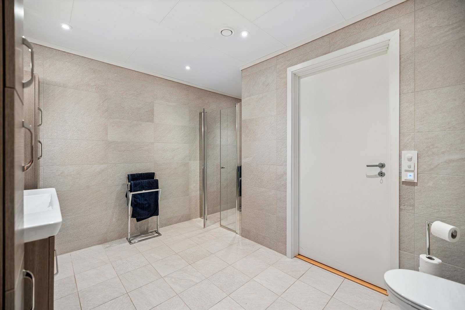 Badet er fra byggeåret 2016 og har balansert ventilasjon. Det er også et eget vaskerom i leiligheten. Galleribilde