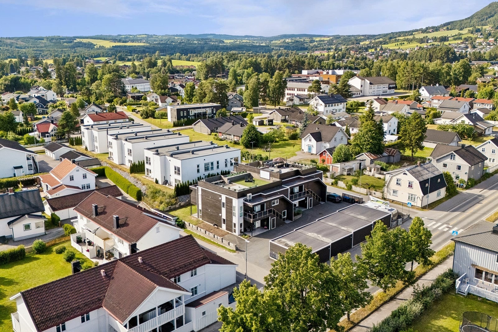 Kort vei til skoler og offentlig kommunikasjon, med bussholdeplass kun 100 meter unna. Galleribilde
