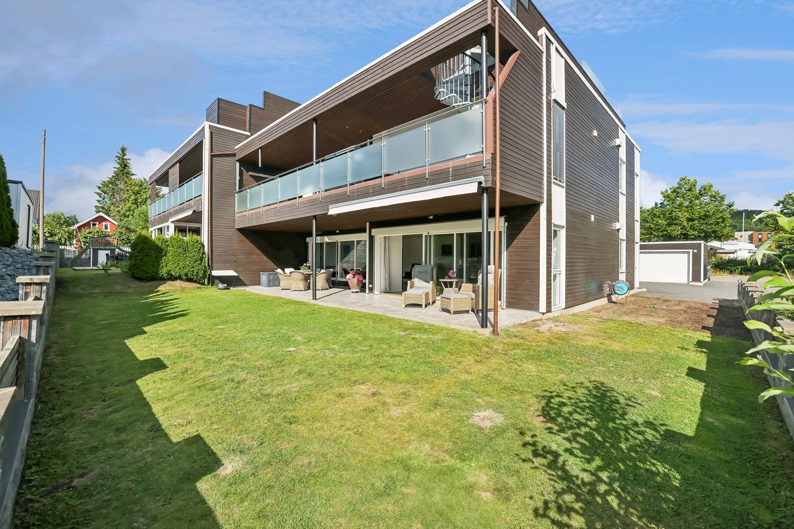 Den overbygde terrassen blir en forlengelse av stuen i sommerhalvåret. Galleribilde