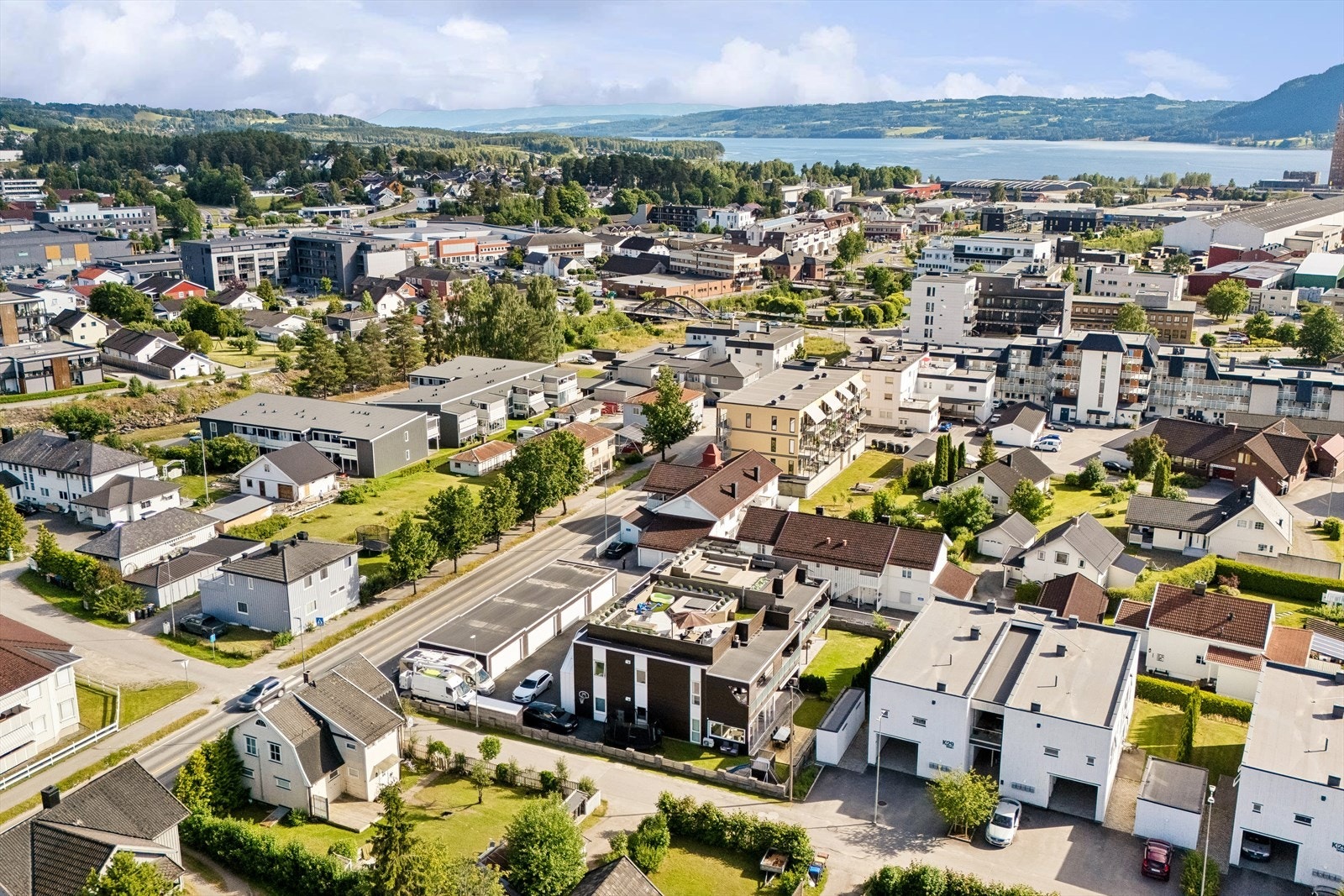 Sentral beliggenhet i Brumunddal med gangavstand til sentrum og Mjøsa. Galleribilde