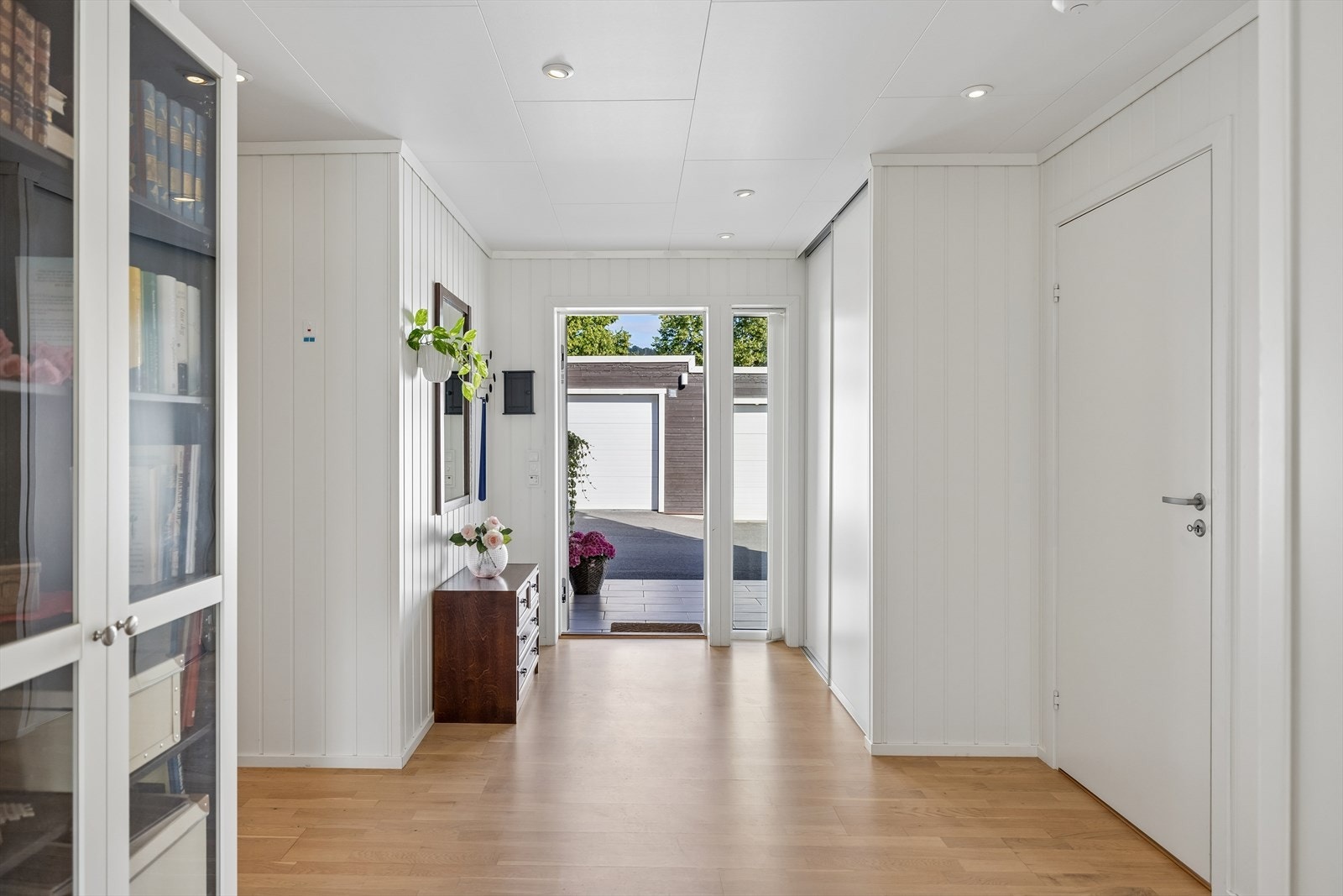 Lys og romslig entre med stor skyvedørsgarderobe. Galleribilde