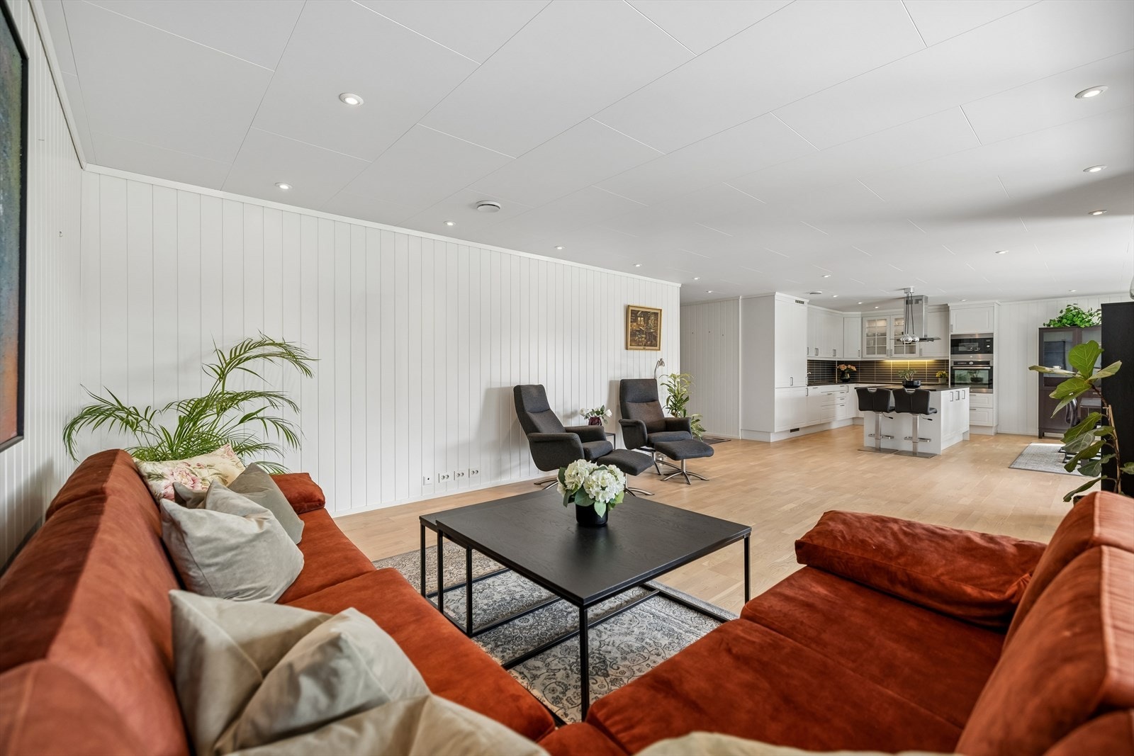 Stor og lys stue med god plass til flere sittegrupper. Galleribilde