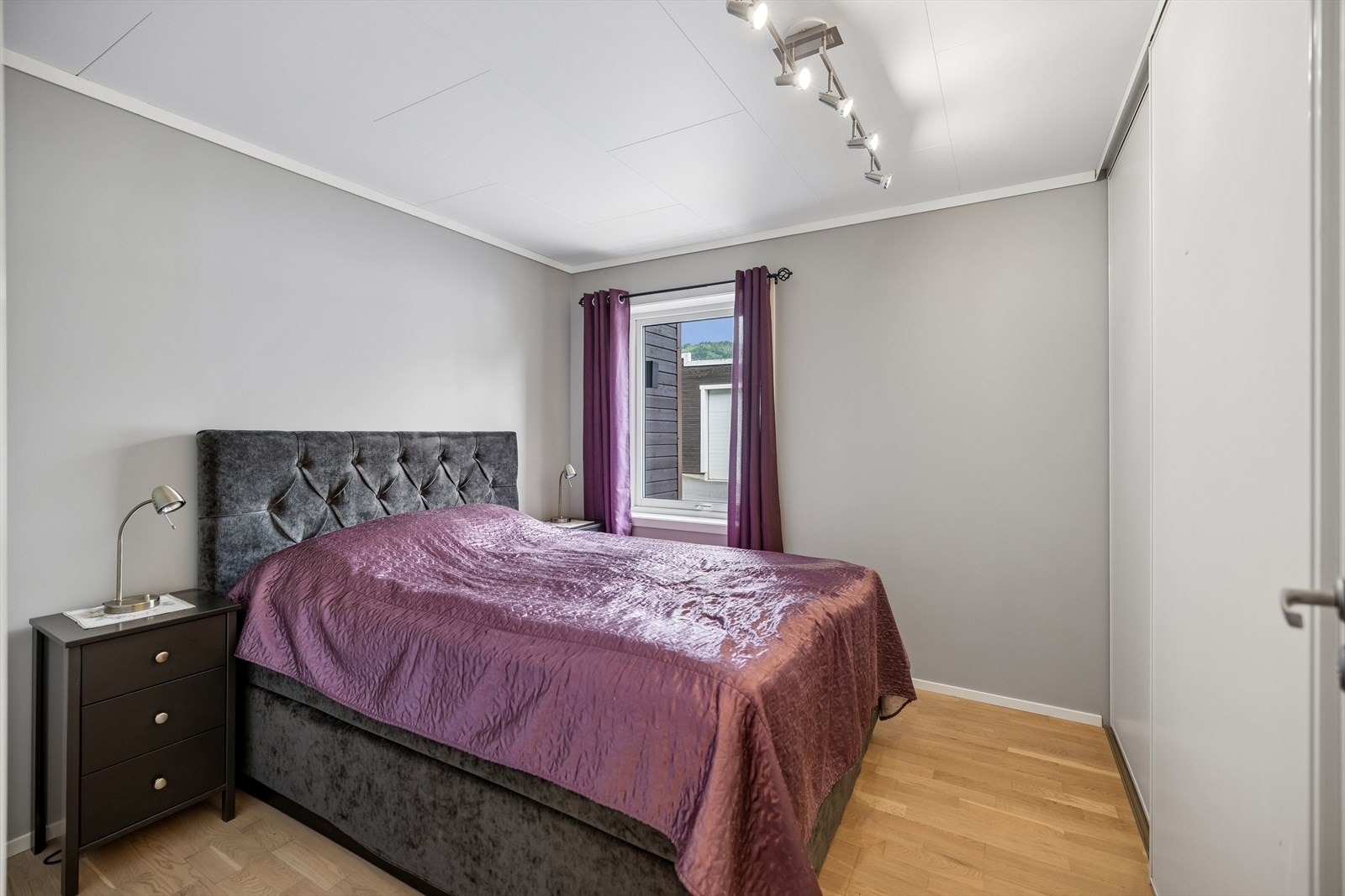 Hovedsoverommet har en stor skyvedørsgarderobe. Galleribilde