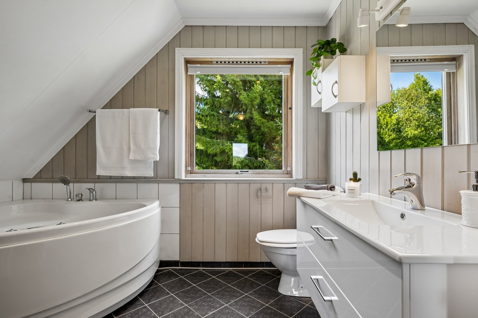 Badet er utstyrt med både badekar og dusjnisje. Galleribilde