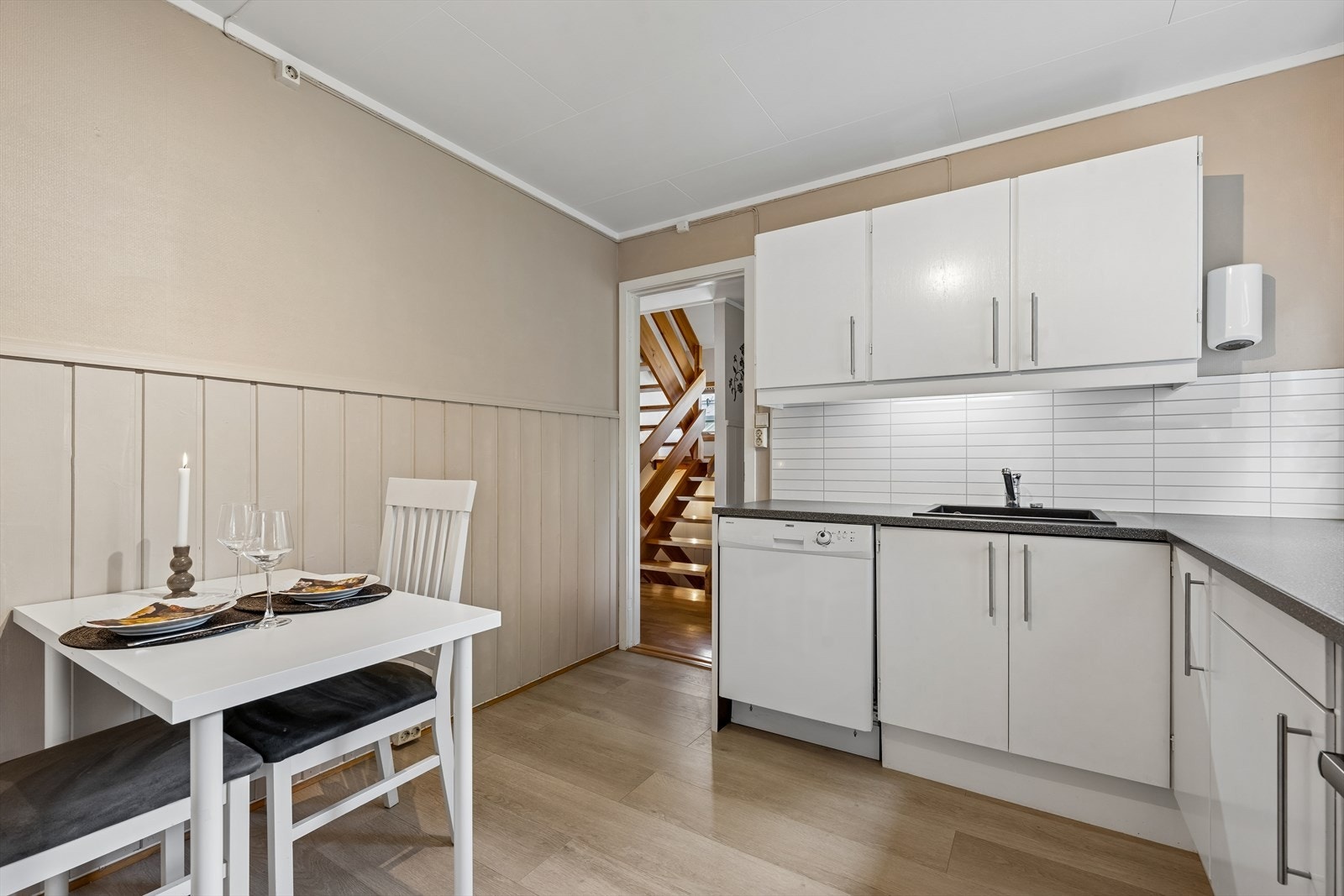 Rommet er utstyrt med kjøkkenventilator med avtrekk ut og har opplegg for oppvaskmaskin. Galleribilde