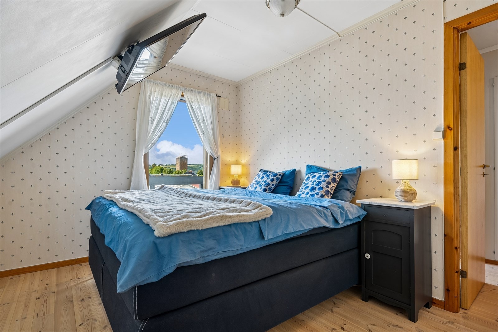 Hovedsoverom med plass til dobbeltseng og garderobeløsning. Galleribilde