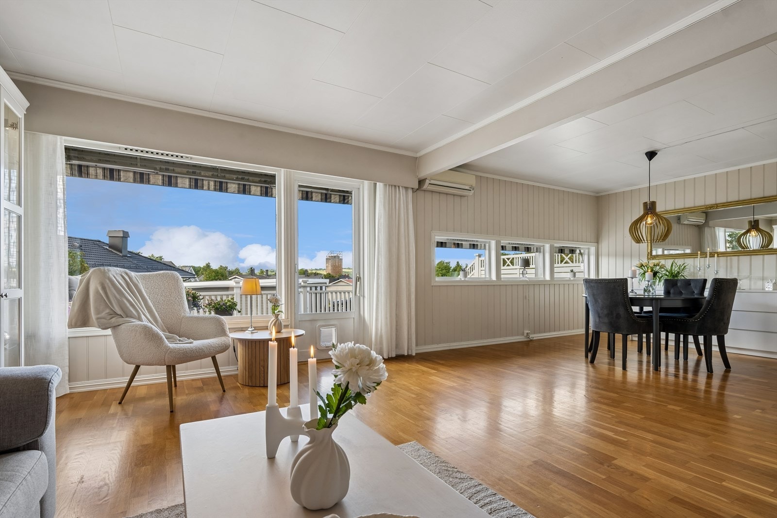 Store vindusflater gir rikelig med naturlig lys inn i oppholdsrommet. Galleribilde
