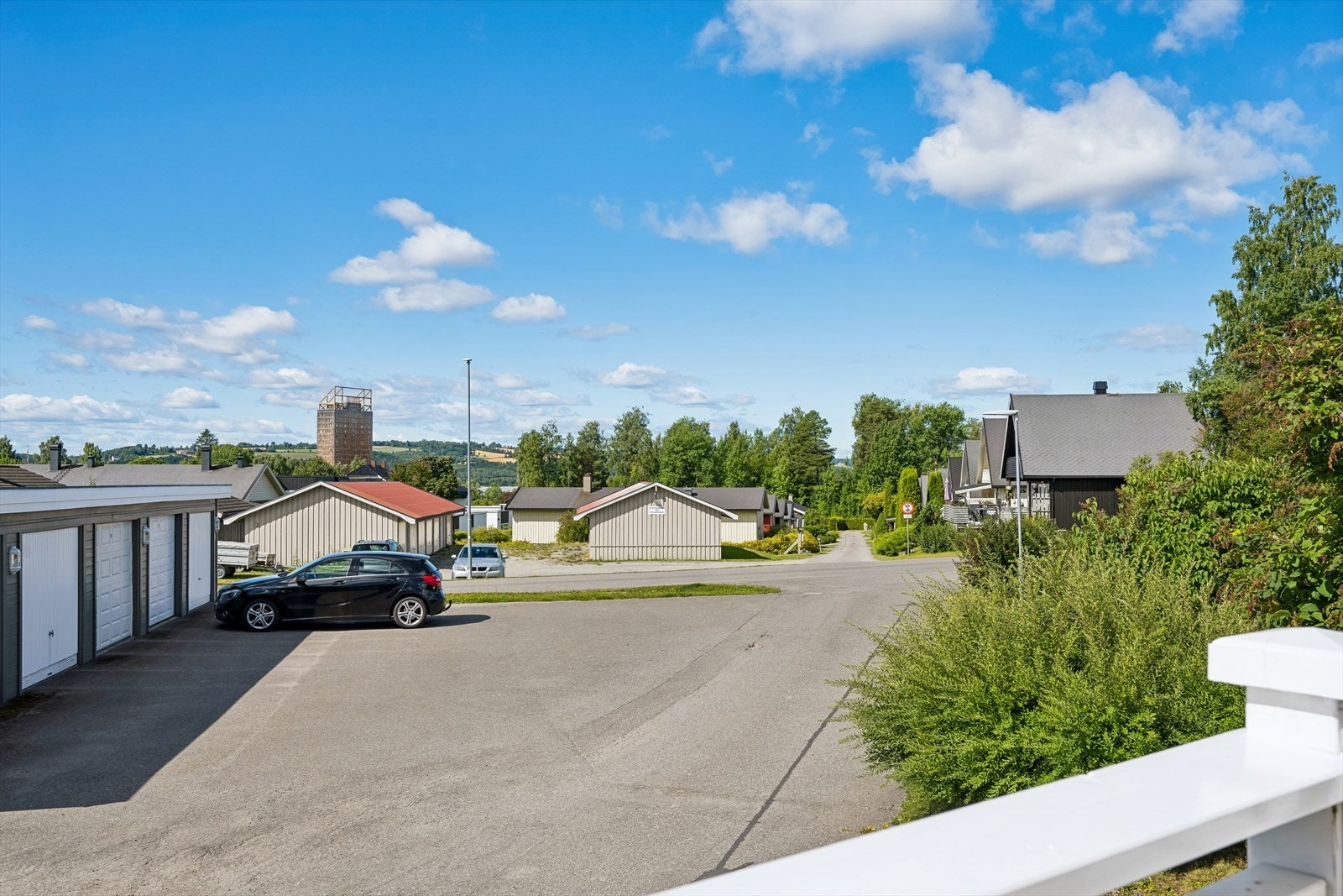 Fra eiendommen er det gangavstand til både sentrum, skoler og togstasjon. Galleribilde