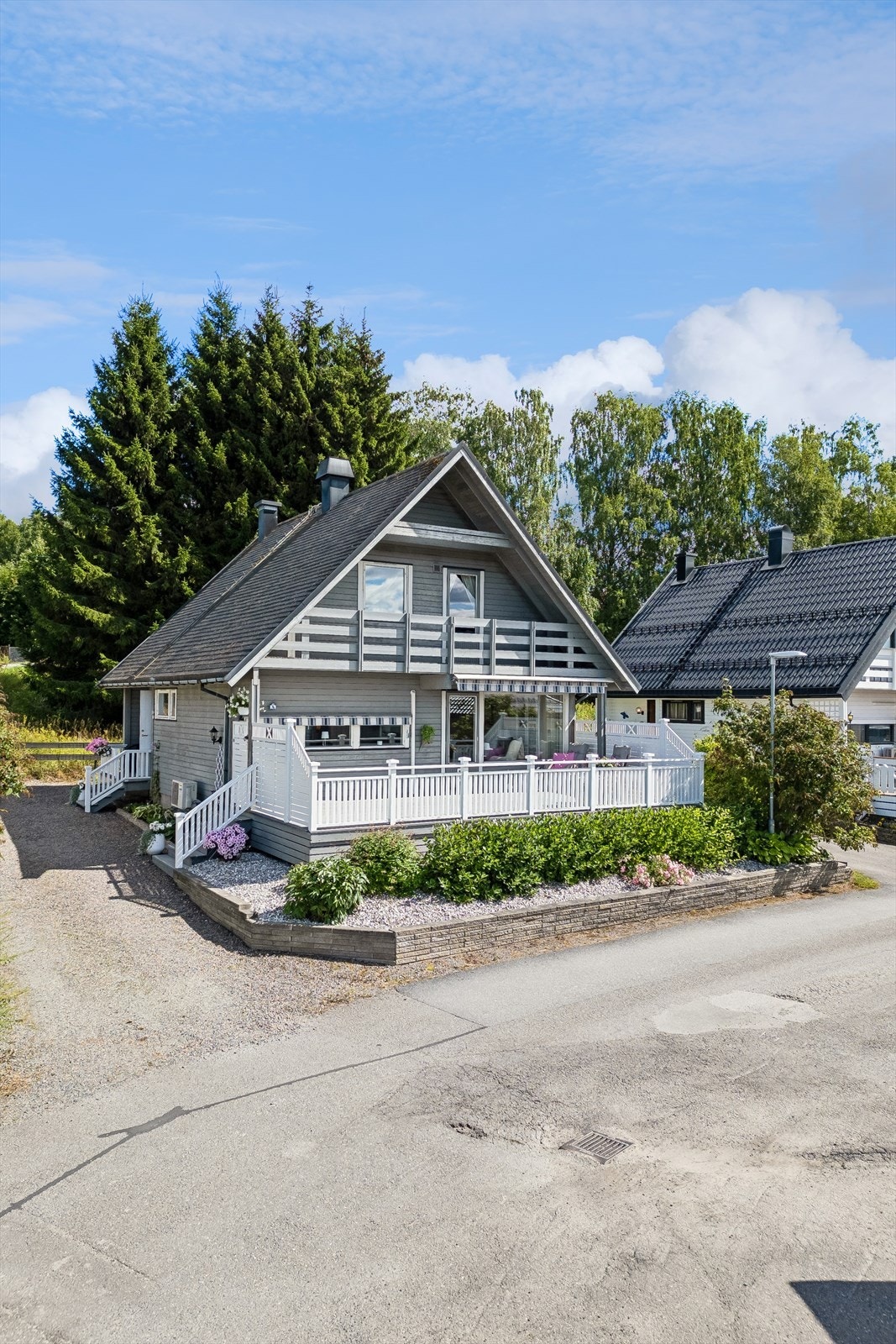 Lettstelt og pen tomt med stort steinbed foran huset og plenflekk bak. Galleribilde