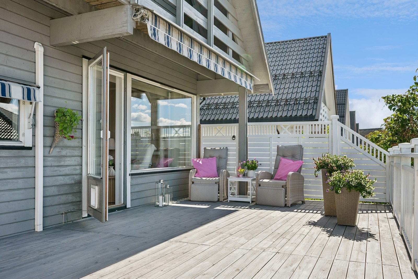 Eiendommen har fine uteplasser, og stor terrasse med sol fra morgen til kveld. Galleribilde
