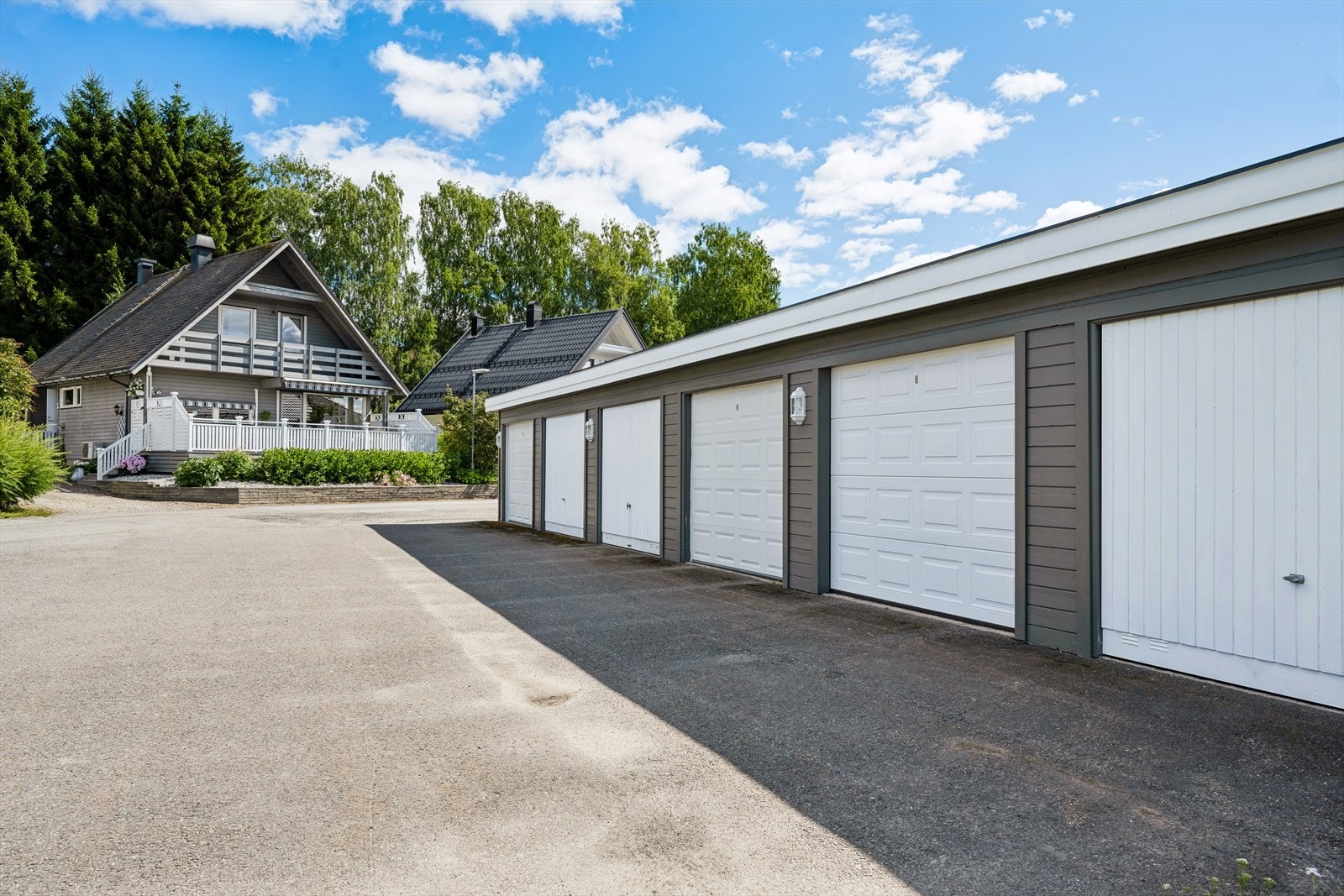 Det medfølger én parkeringsplass i felles garasjeanlegg med fjernstyrt port. Galleribilde