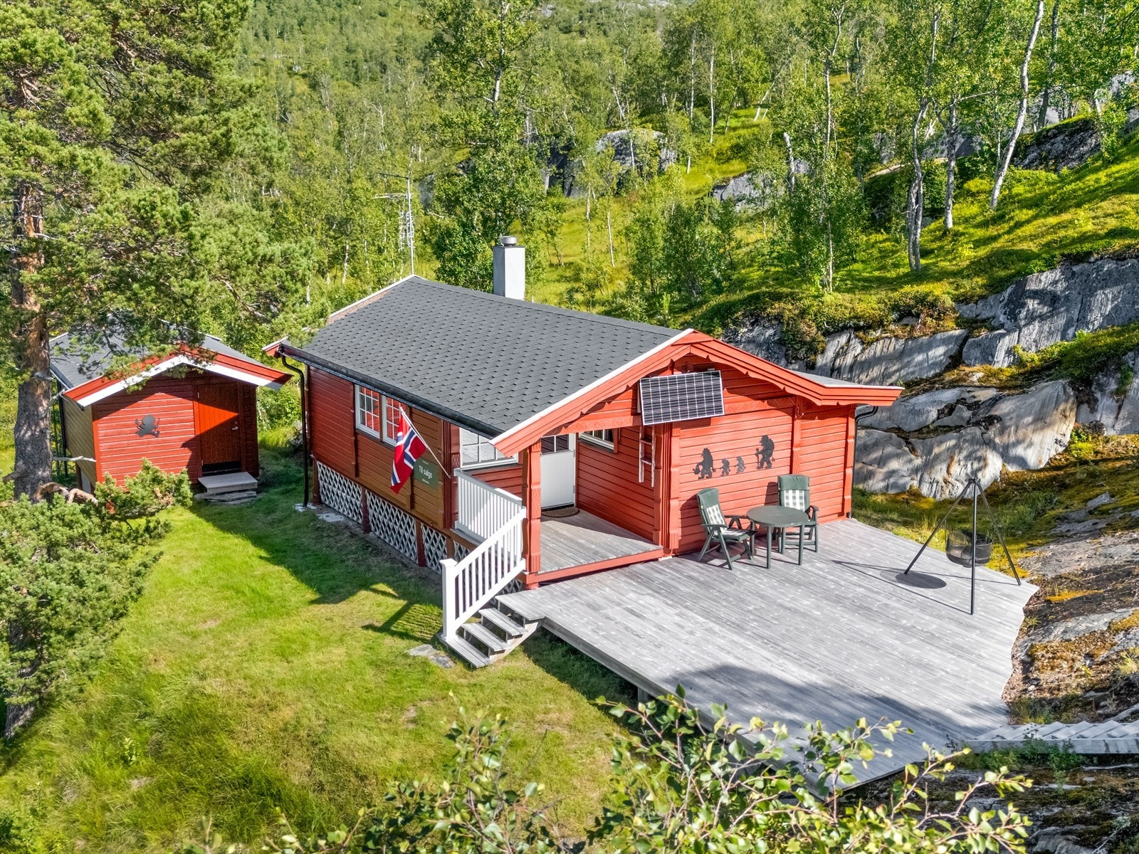 Eiendommen er opparbeidet med plen og terrasse Galleribilde