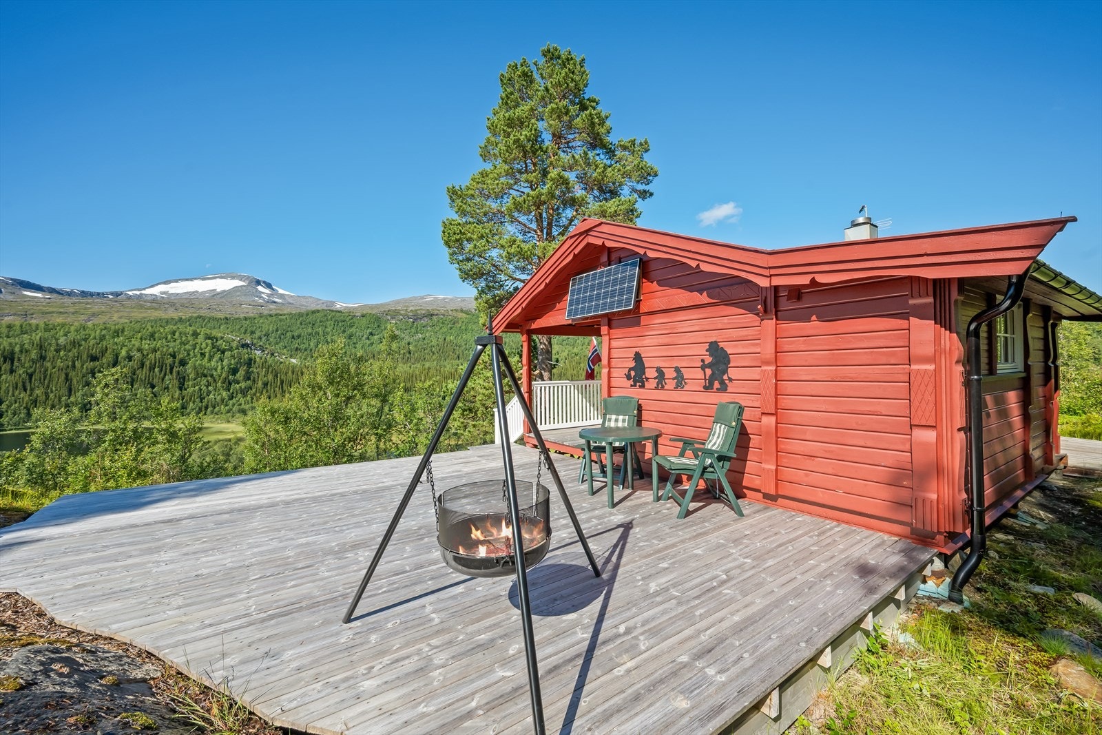 Saltdalshytte beliggende på en høyde med fantastisk utsikt mot vatnet og omgivelsene Galleribilde