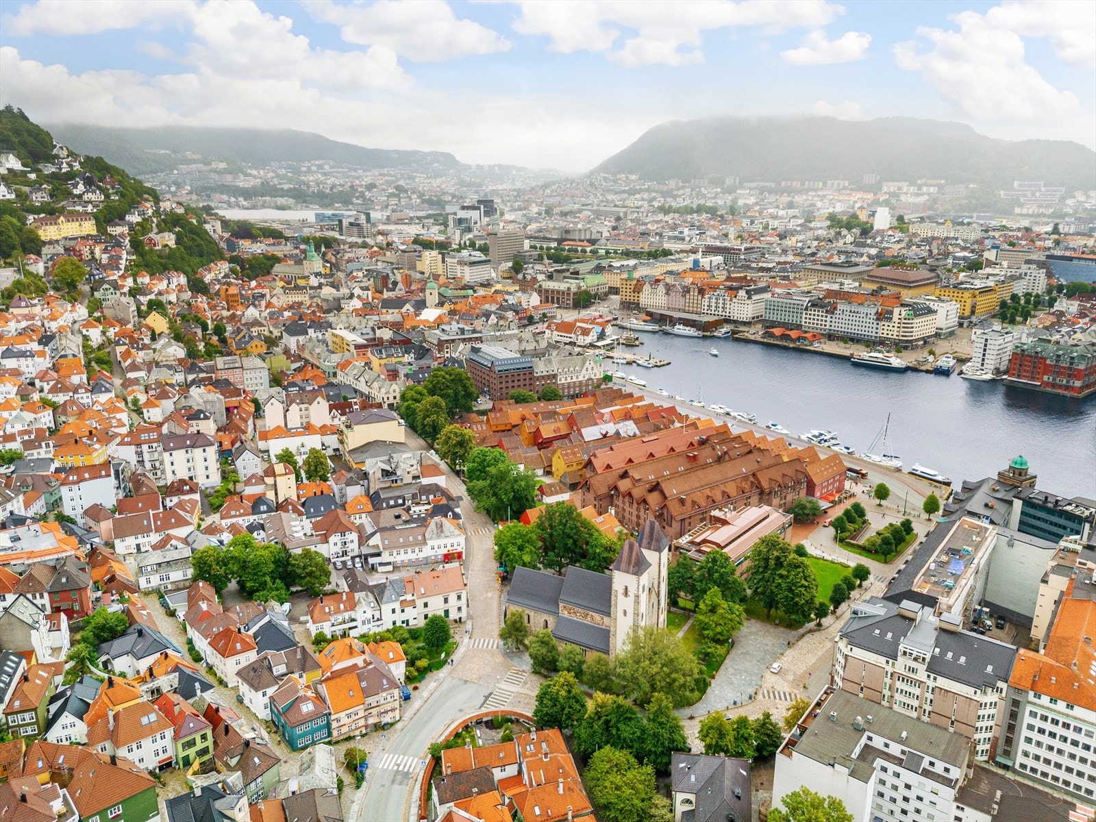 Fra boligen er det kort vei til Bryggen, Bergenhus festning og Fisketorget. Videre ligger sentrum for dine føtter, med et rikt utvalg av restauranter, kafeer, butikker, kulturtilbud og servicetjenester. Galleribilde