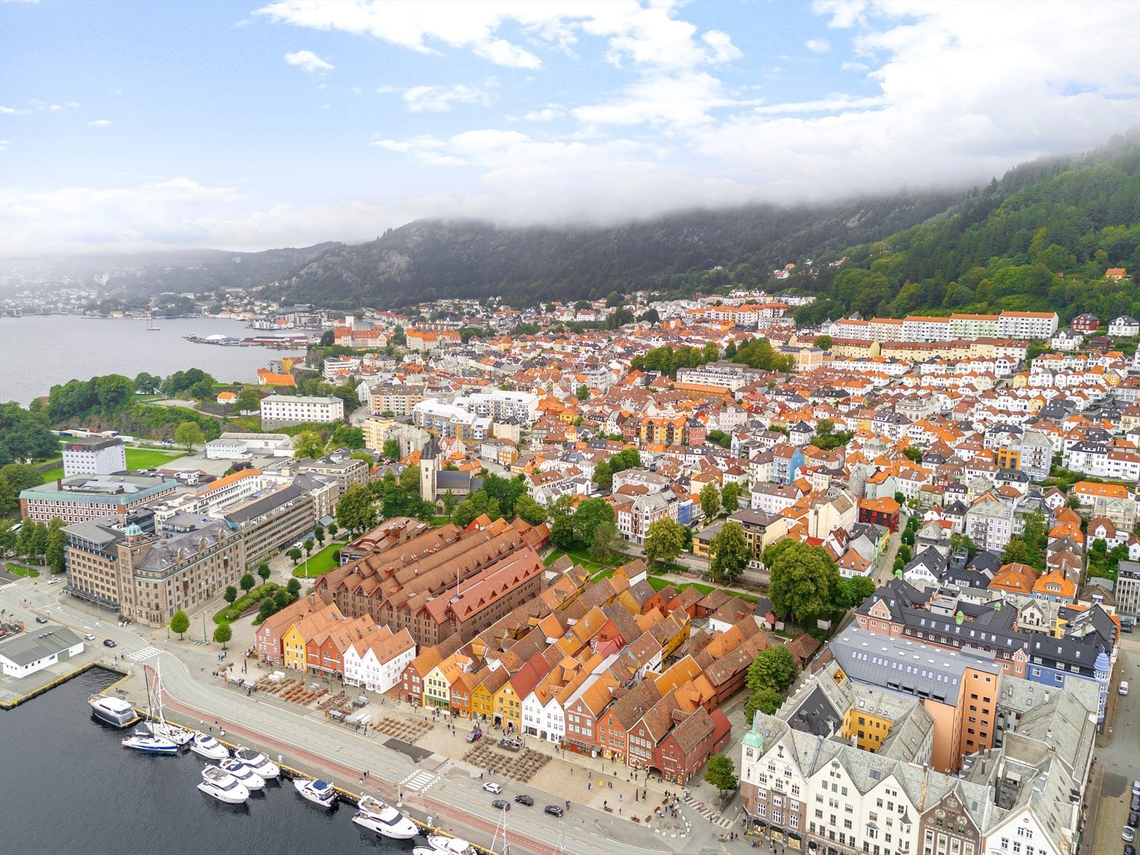 Kollektivtilbudet er godt, med bussholdeplasser få minutters gange fra boligen. Herfra er det gode forbindelser både gjennom sentrum og nordover mot blant annet Sandviken, Norges Handelshøyskole og Åsane. Galleribilde
