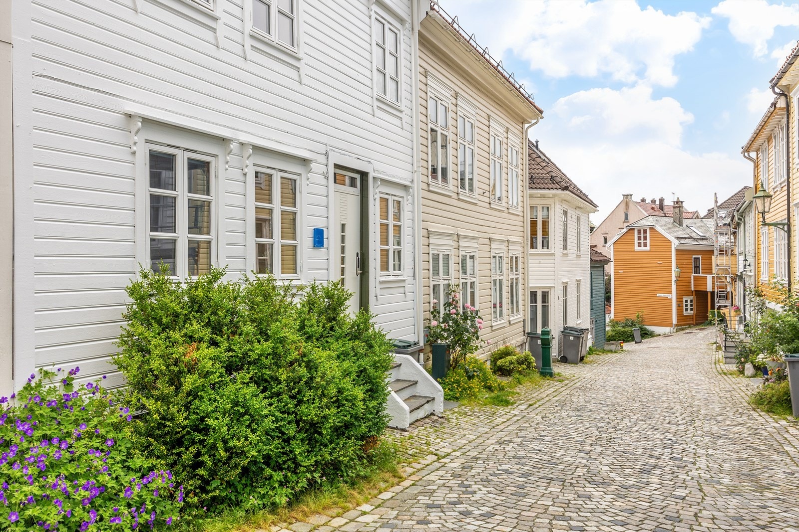 Her bor man i en rolig, brosteinsbelagt gate omgitt av tradisjonell bergensbebyggelse, trange smau og et stemningsfullt nabolagsmiljø. Samtidig har du Bryggen og byens pulserende sentrumskjerne kun få minutters gange unna. Galleribilde