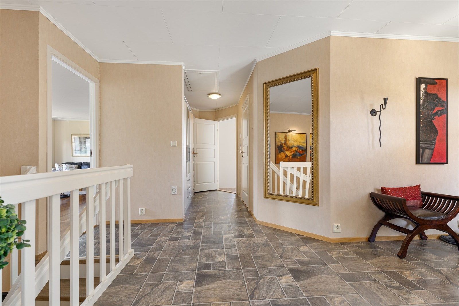 Fra hallen er det tilkomst til kaldloft via takluke. Galleribilde