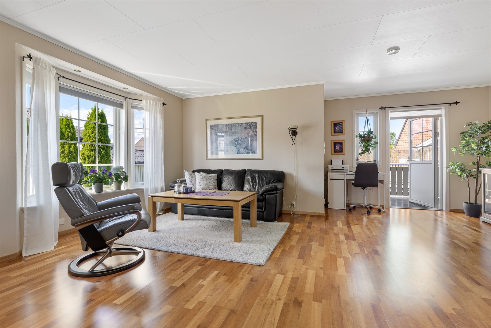Boligen har vannbåren gulvvarme fra bergvarmeanlegg (2019) i de fleste rom. Galleribilde