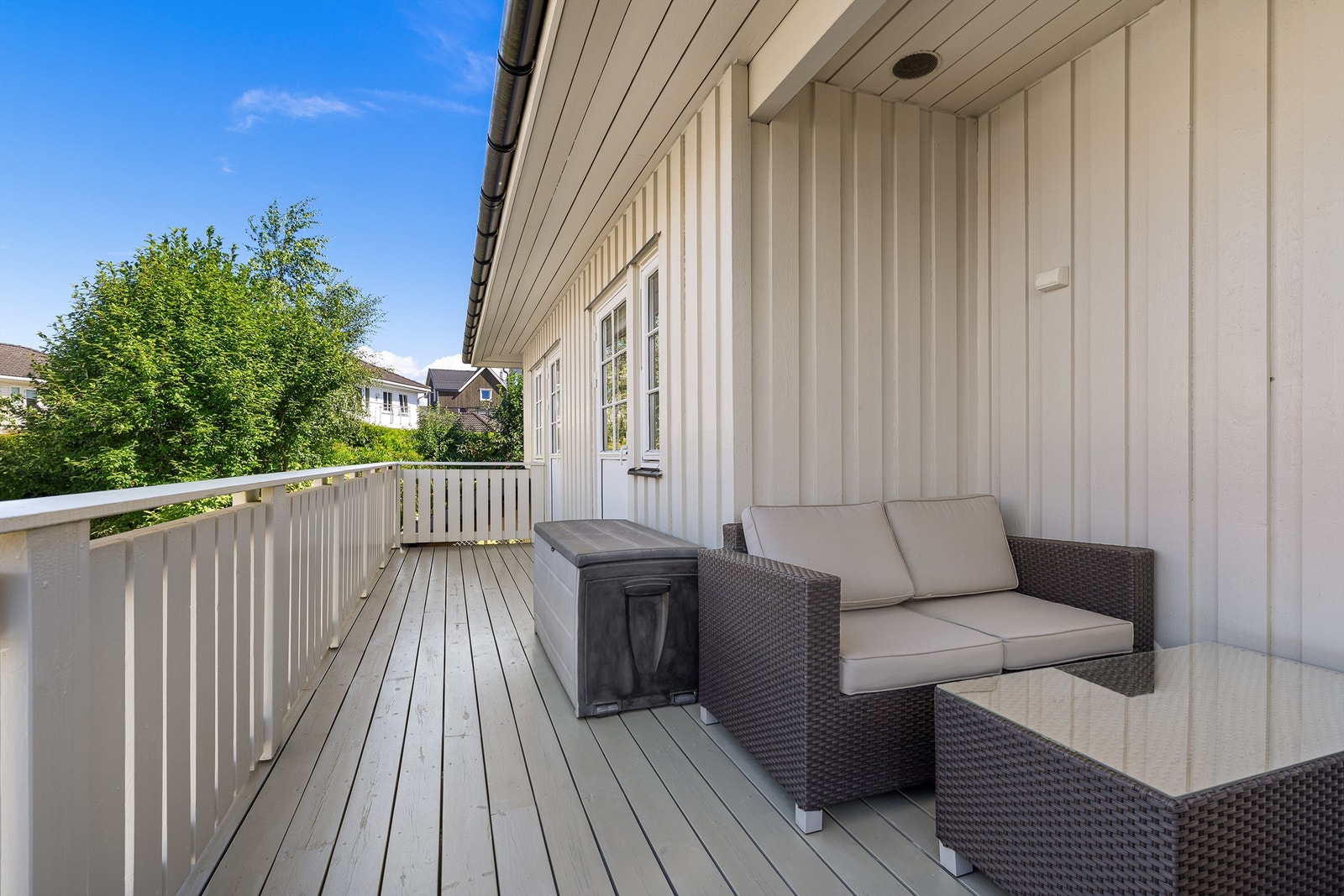 Balkongen har utvendig stikkontakt og er belagt med terrassebord. Galleribilde