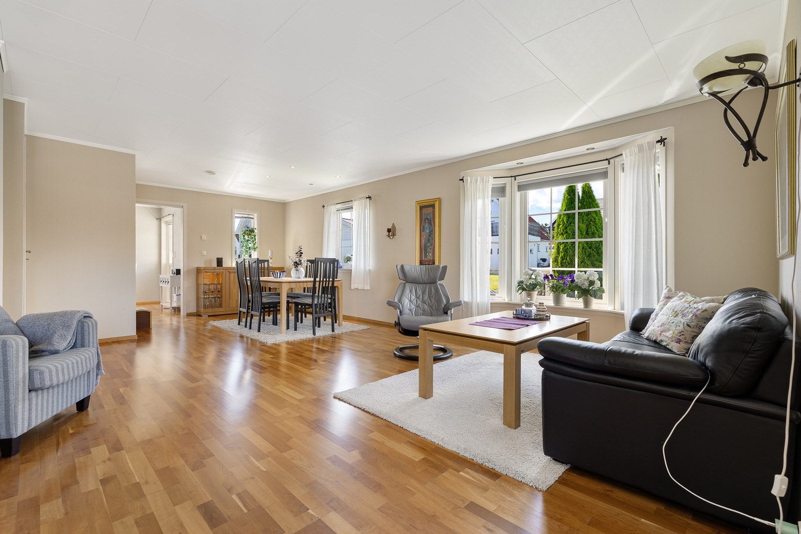 Store vindusflater slipper inn rikelig med dagslys inn i stuen Galleribilde